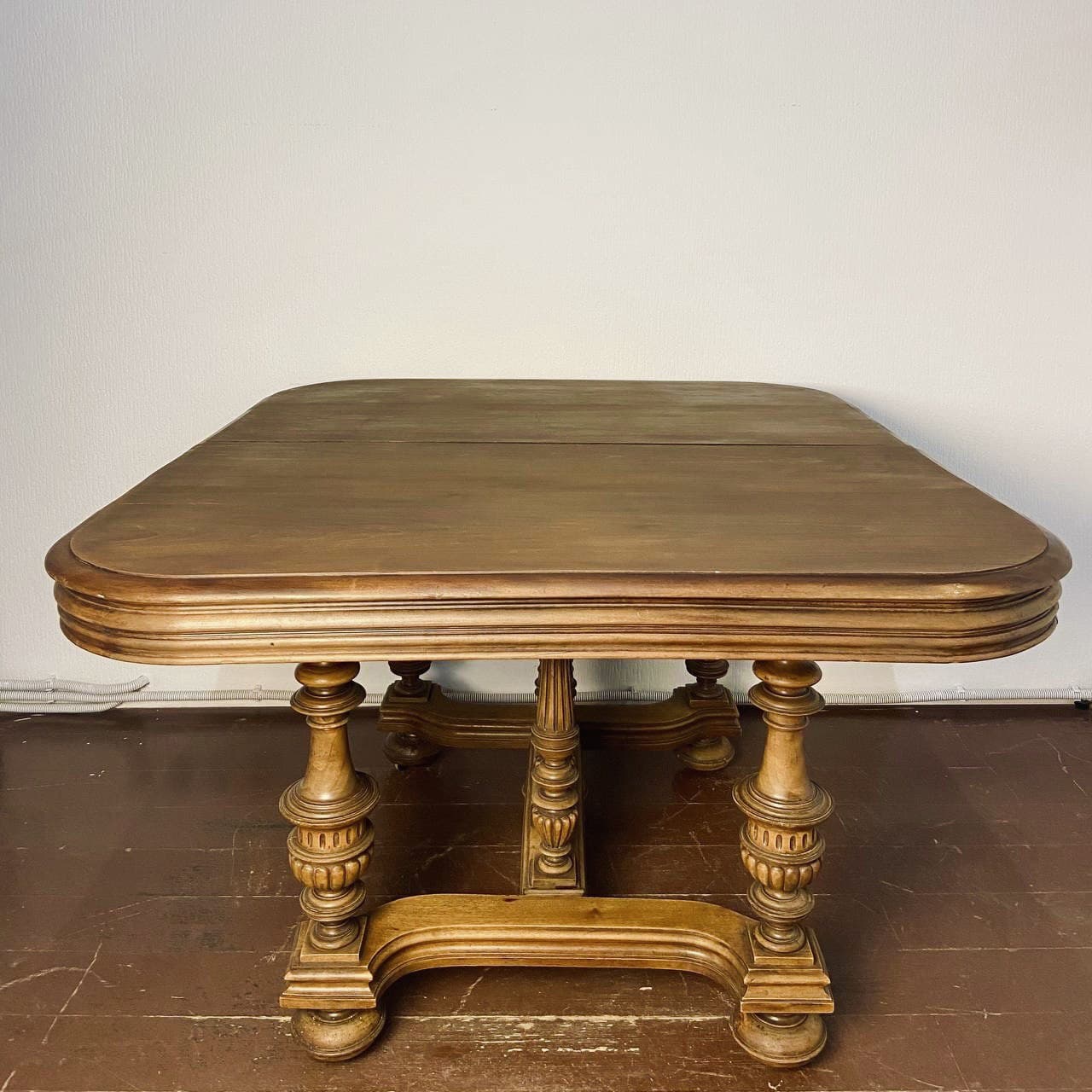 Антикварный обеденный стол начала XX века.