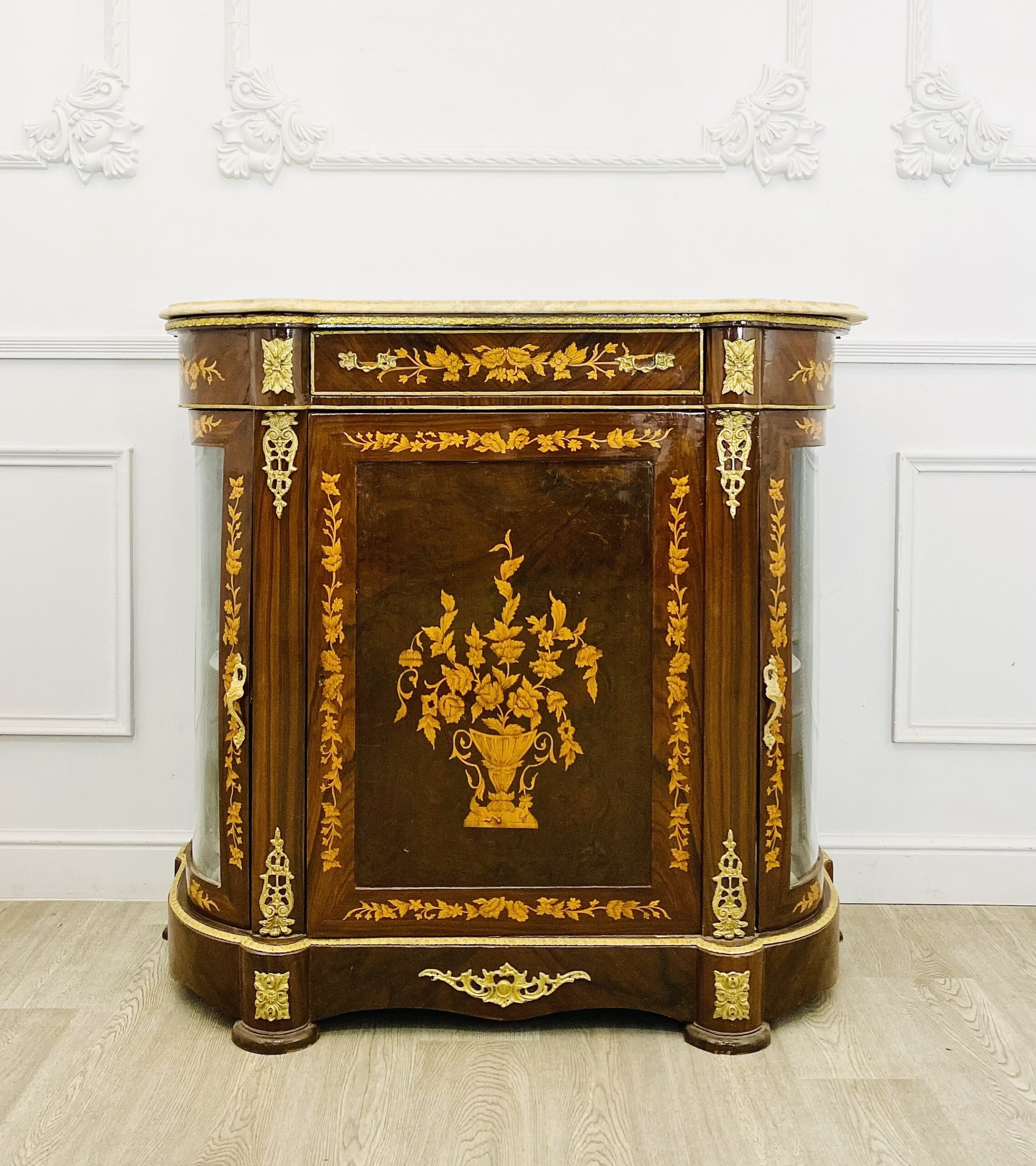 Комод антикварный.