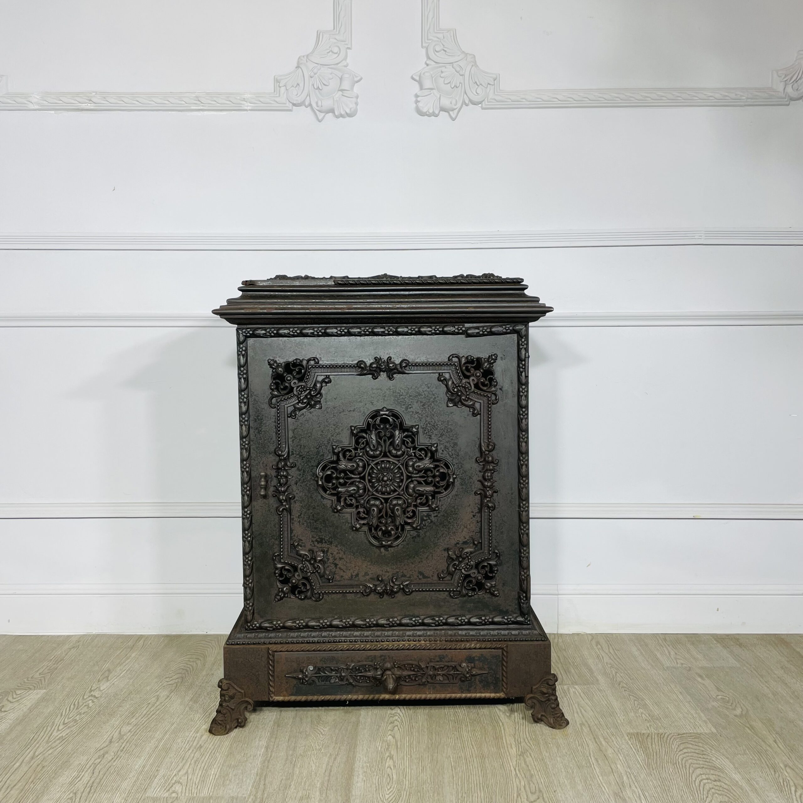 Печь чугунная антикварная рубежа XIX-XX века.