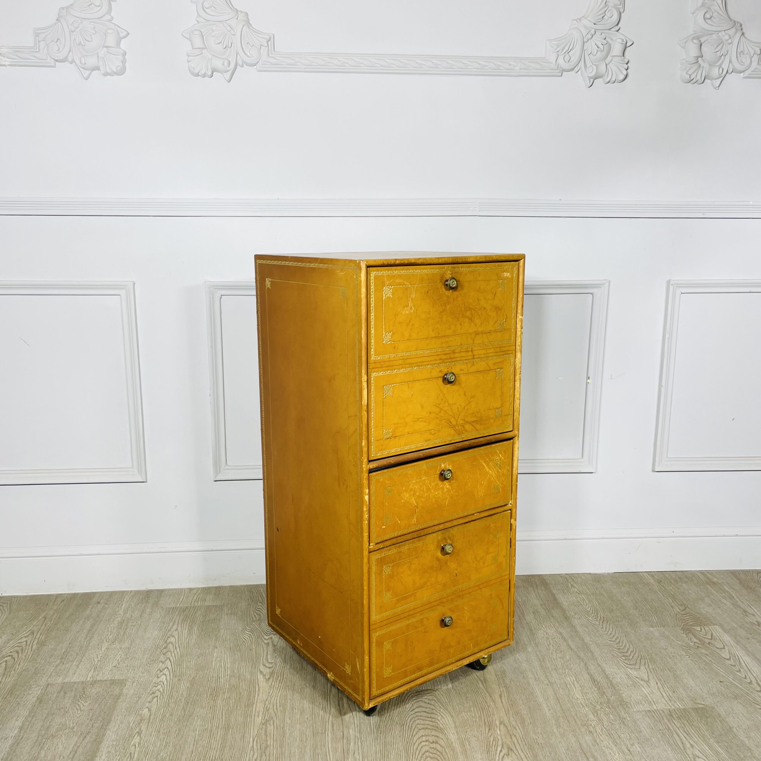 Комод антикварный кожаный середины XX века.