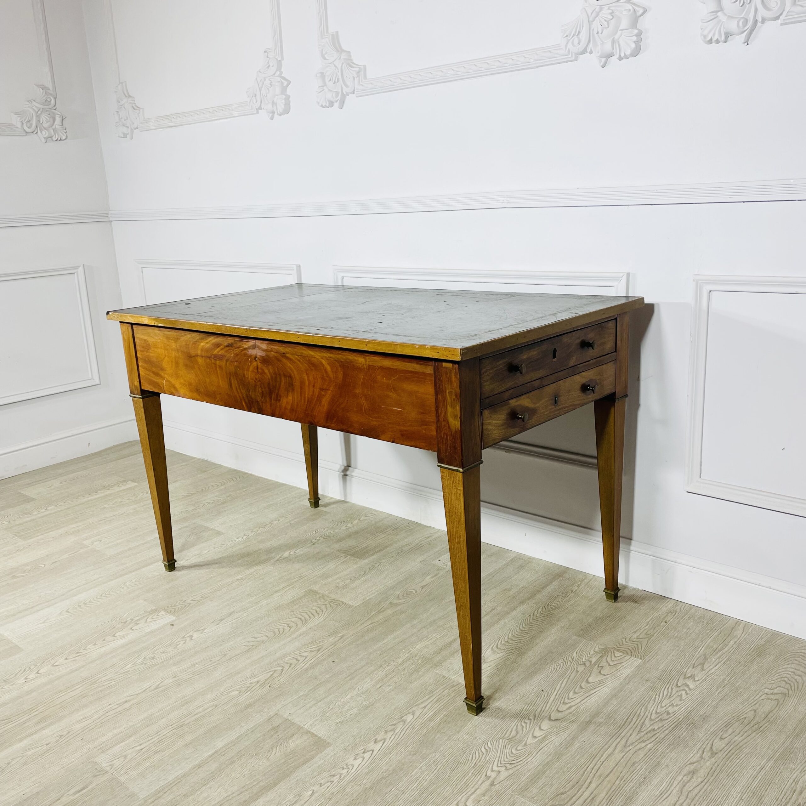 Письменный стол антикварный первой половины XX века.