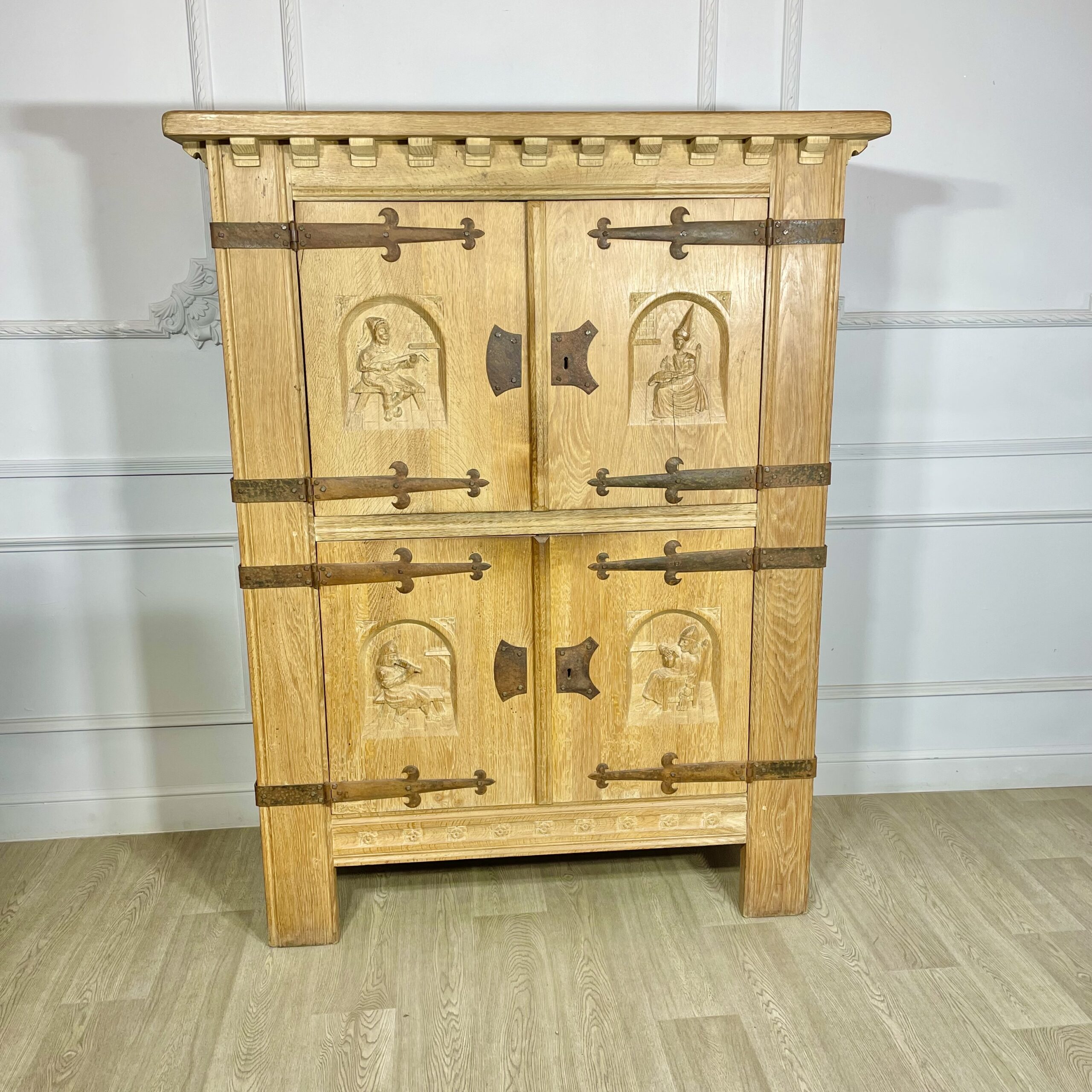 Шкаф антикварный.