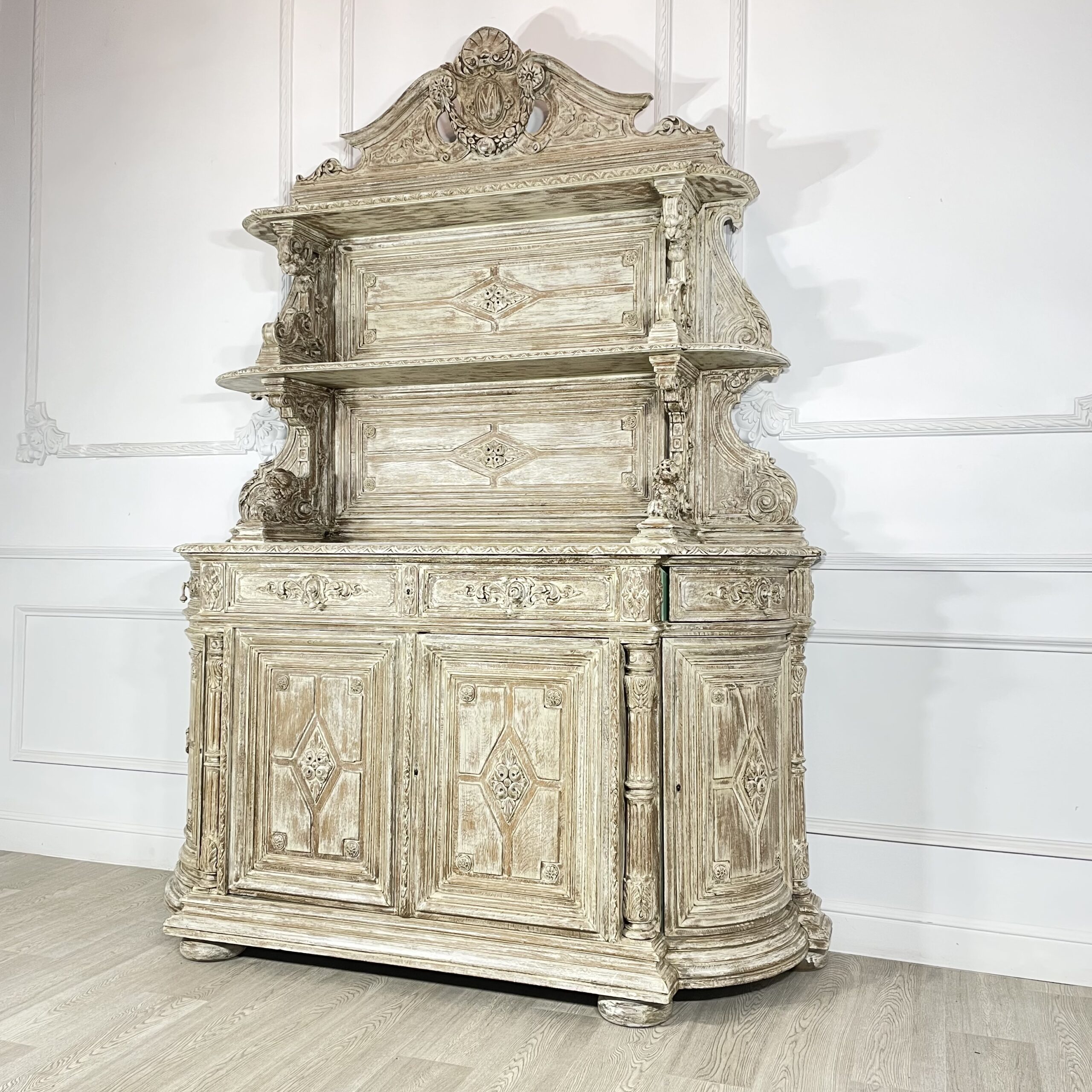 Антикварный открытый буфет.