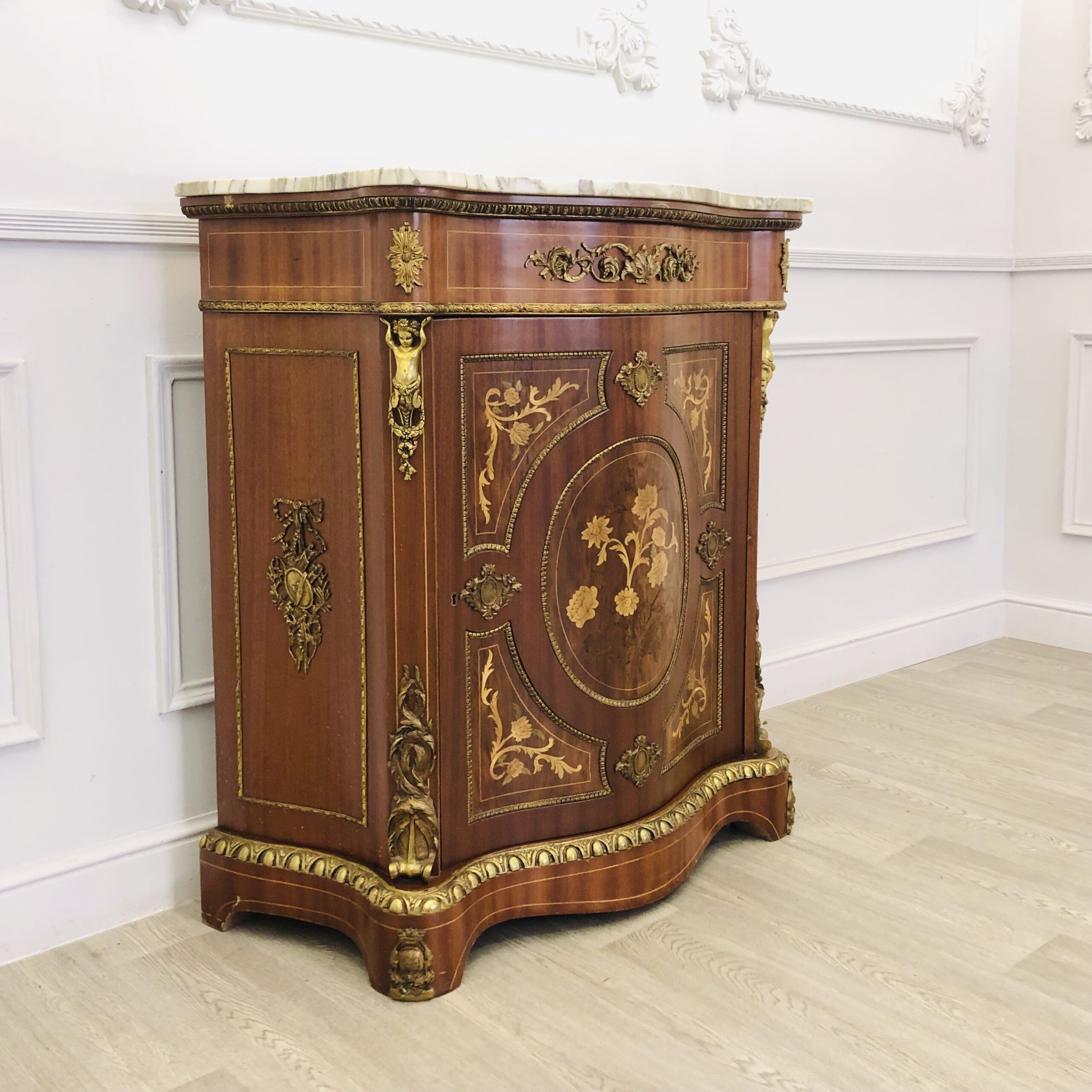 Антикварный комод.