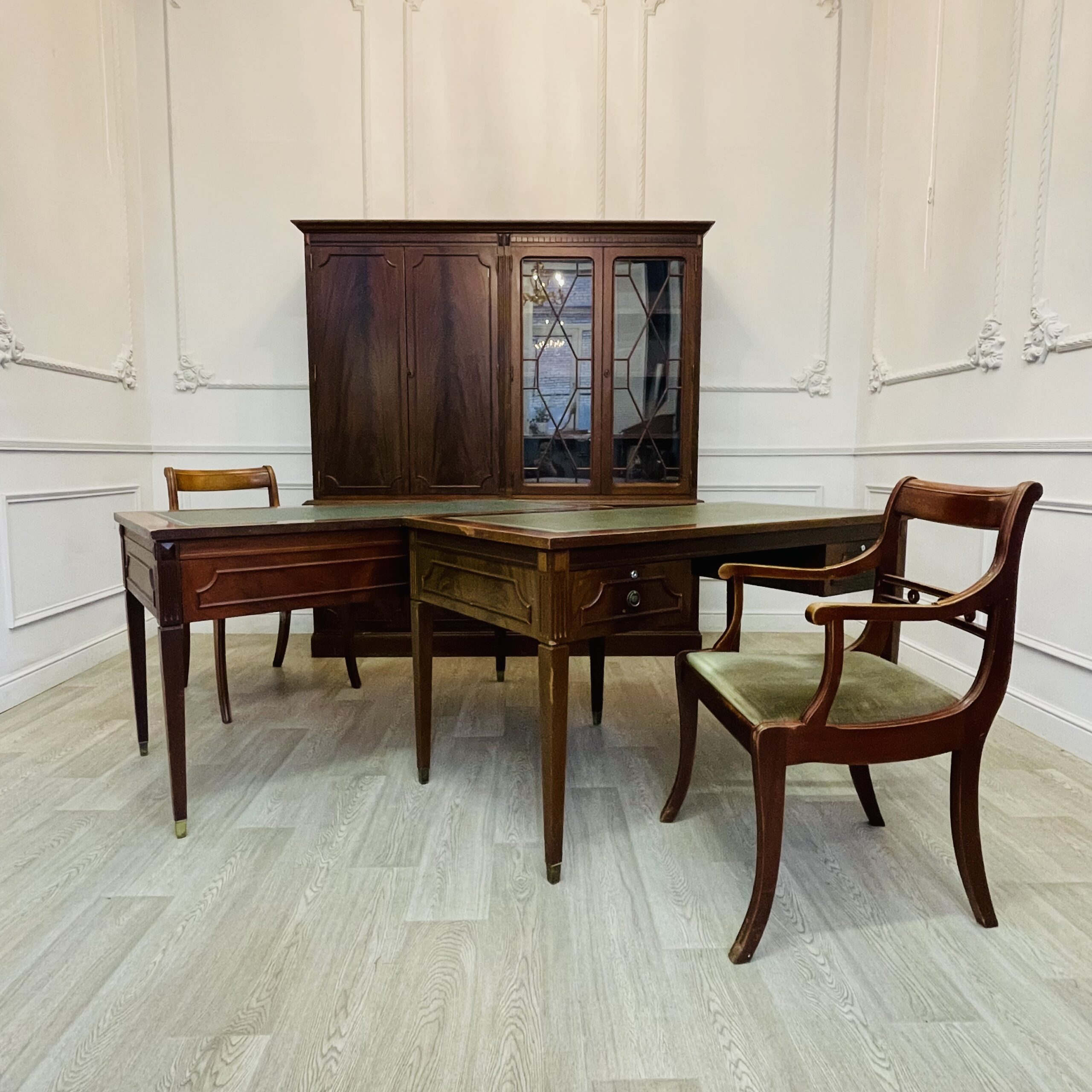 Винтажная мебель для кабинета (книжный шкаф)