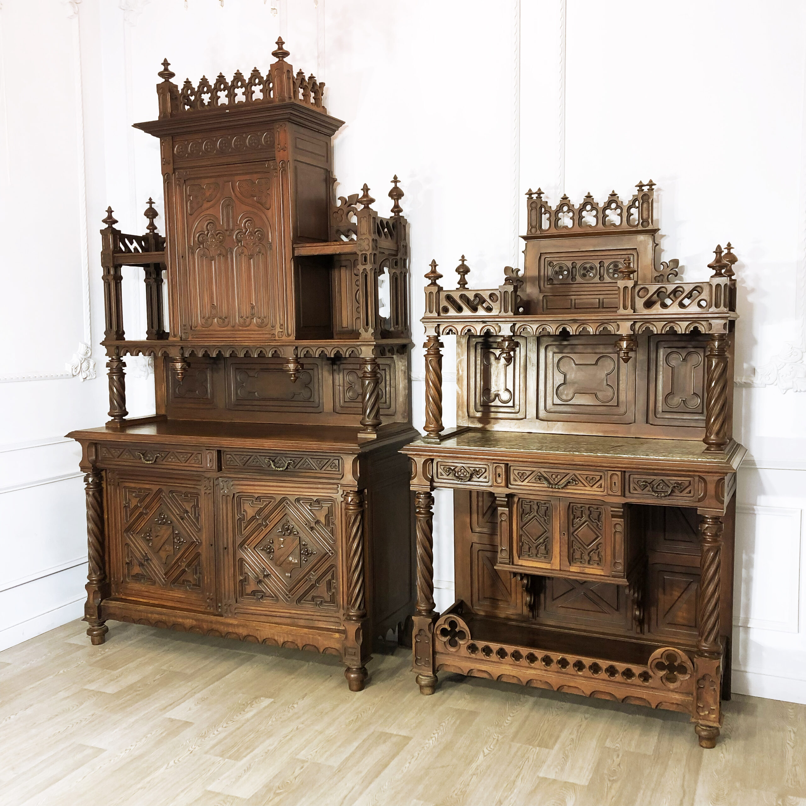 Парные антикварные буфеты.