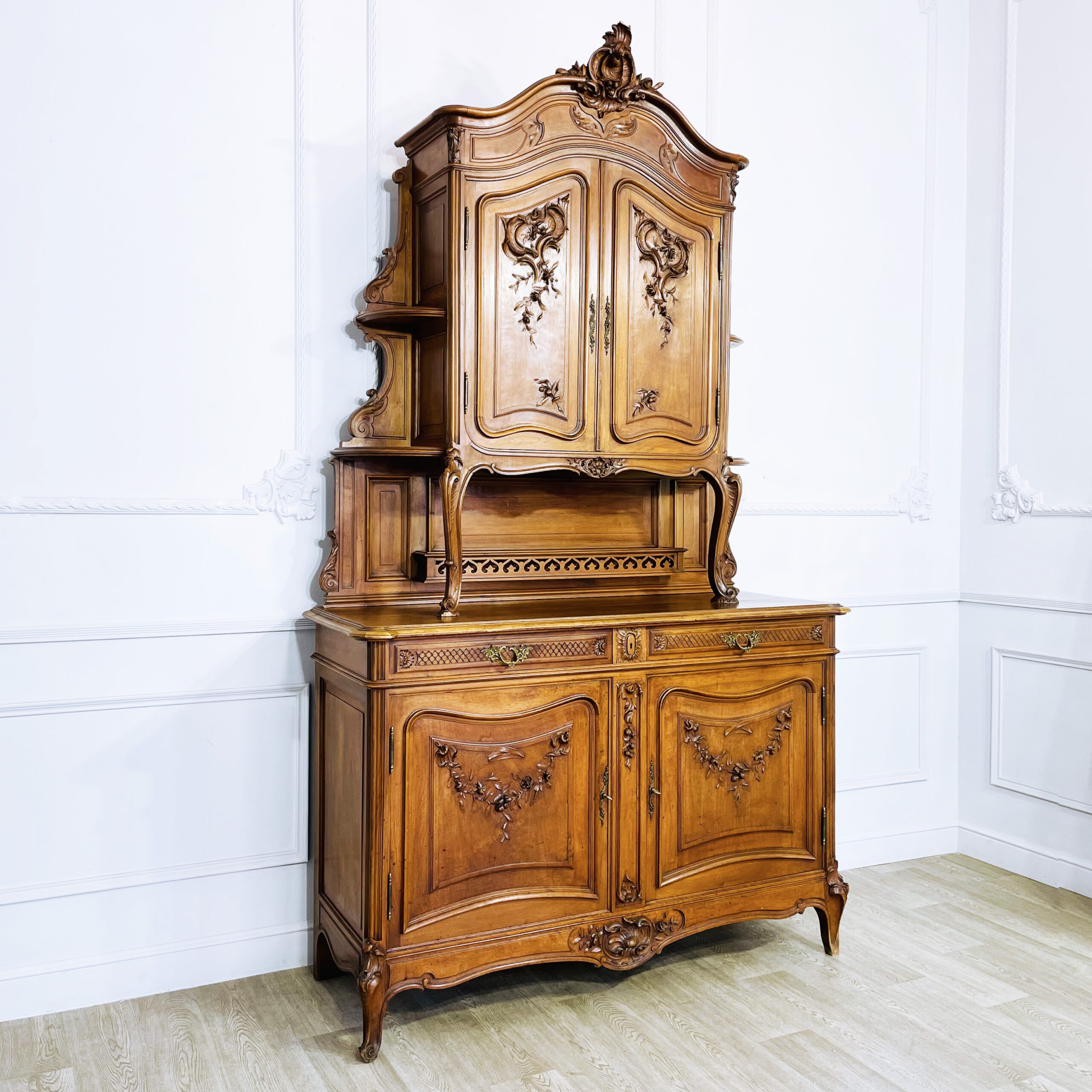 Буфет антикварный.