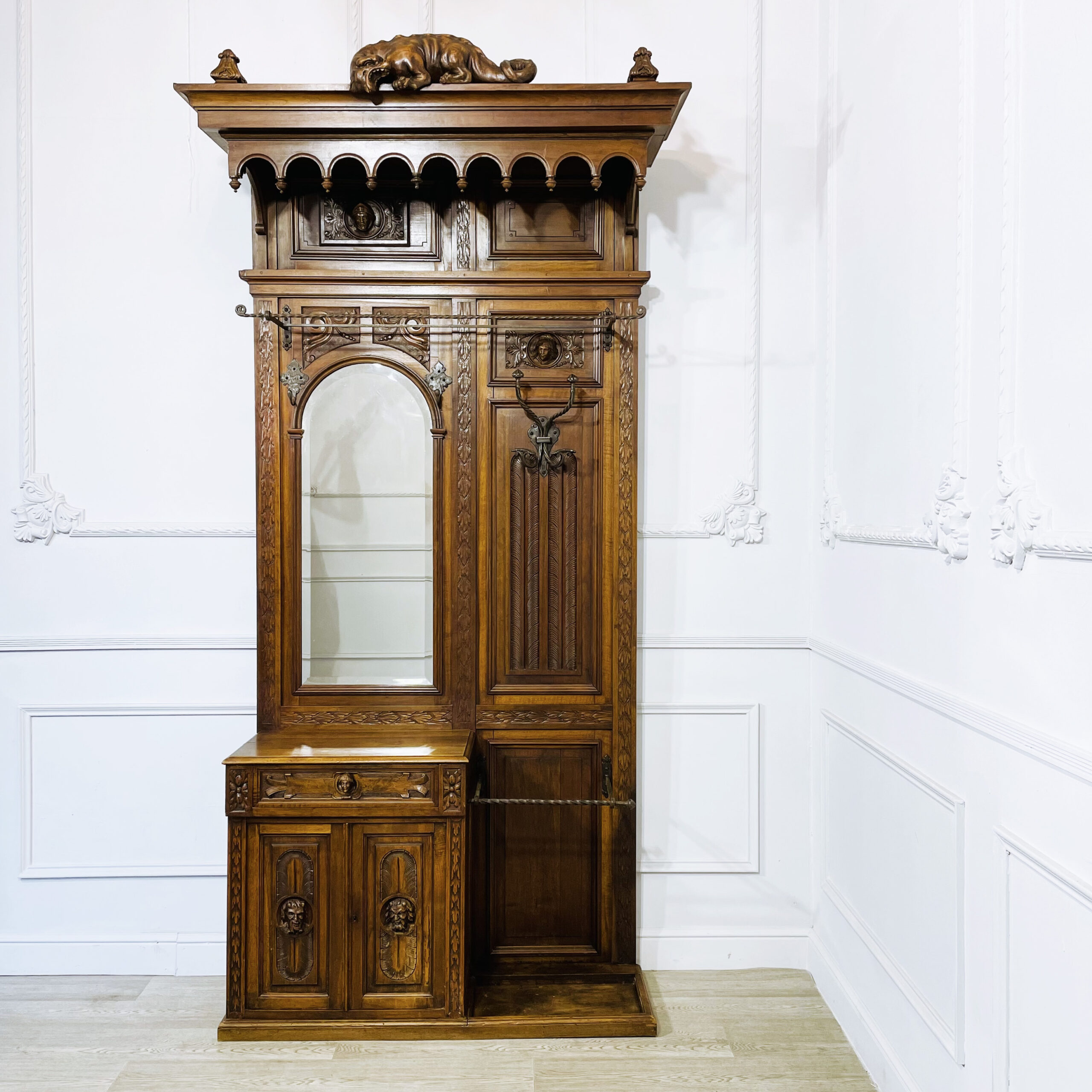 Антикварная прихожая.