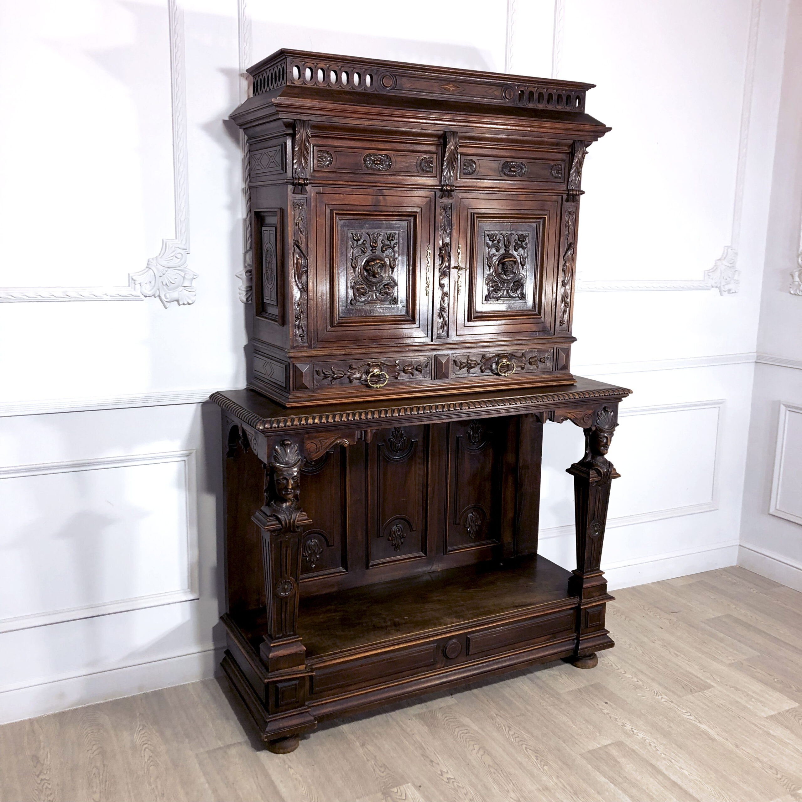 Антикварный шкаф.