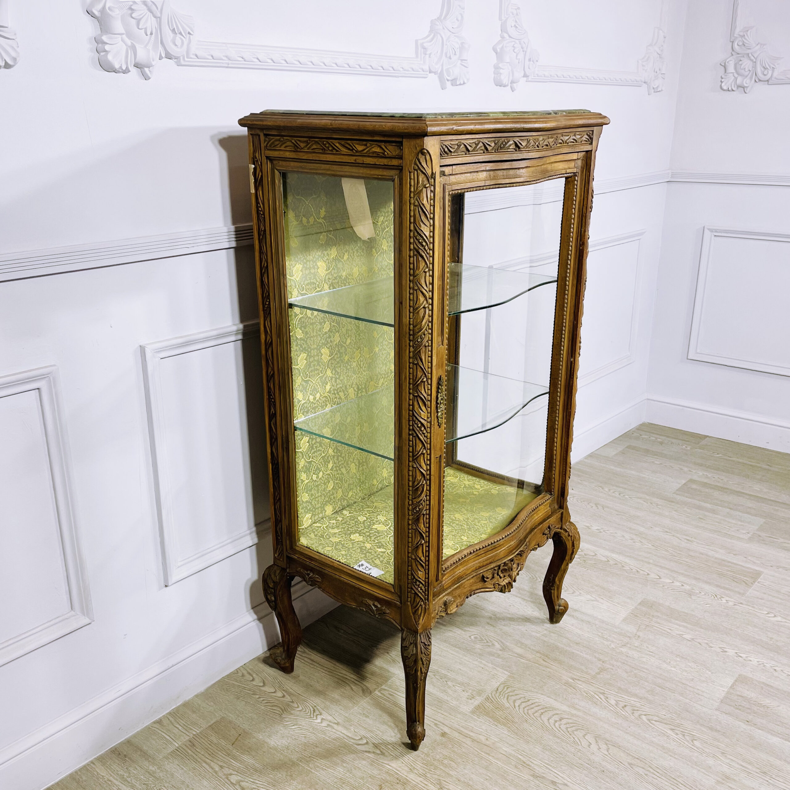 Антикварная витрина.