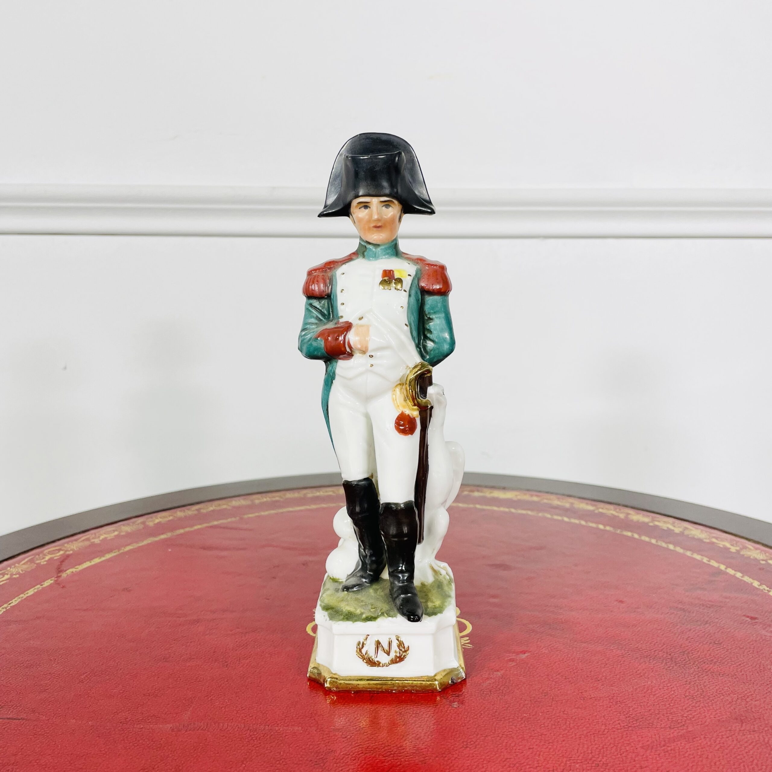 Фарфоровая статуэтка Неполеон Буонапарт из коллекции «Армия Наполеона I» второй половины XX века.
