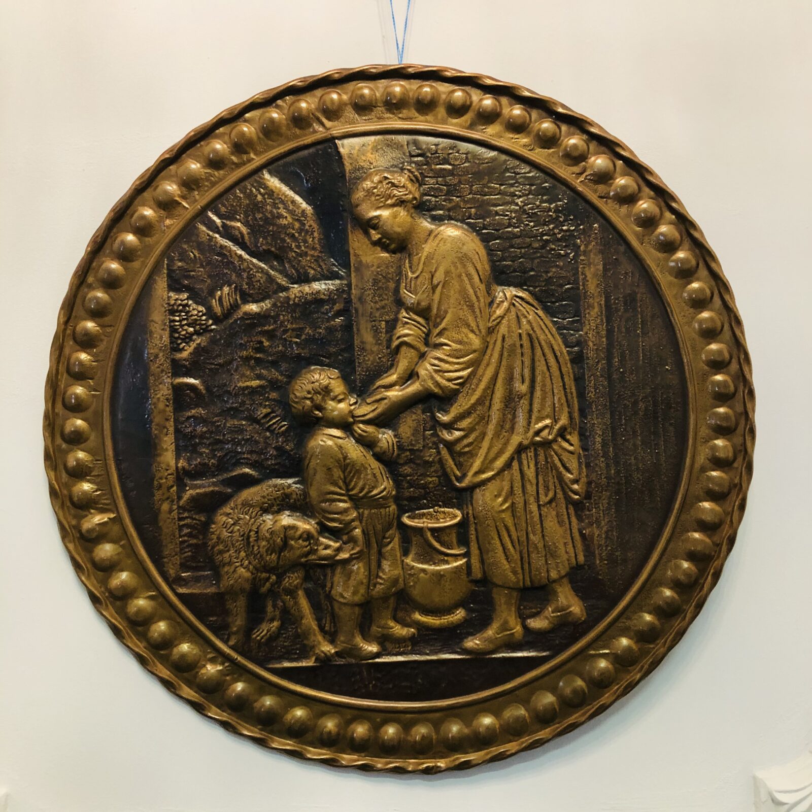 Блюдо медное "Мать кормит сына" начала XX века