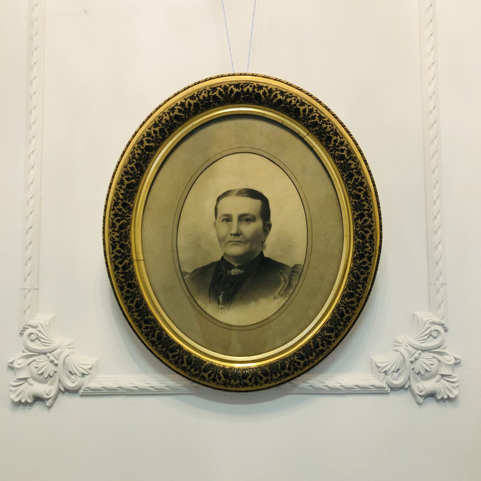 Большая овальная антикварная рама начала XX века.