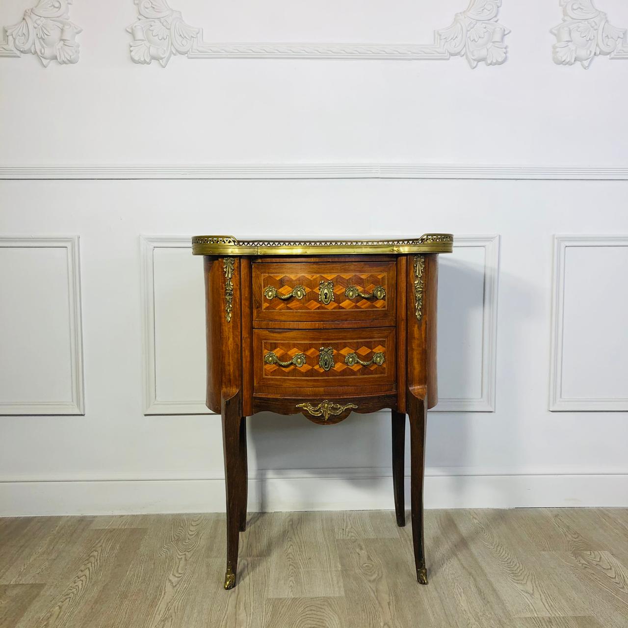 Круглый антикварный комод.