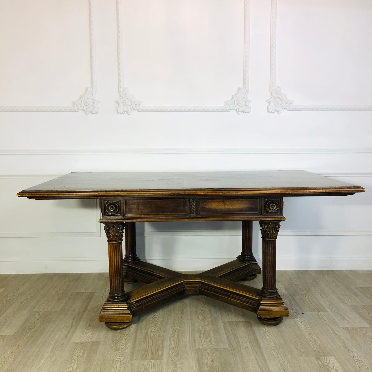 Большой антикварный обеденный стол с колоннами конца XIX века.