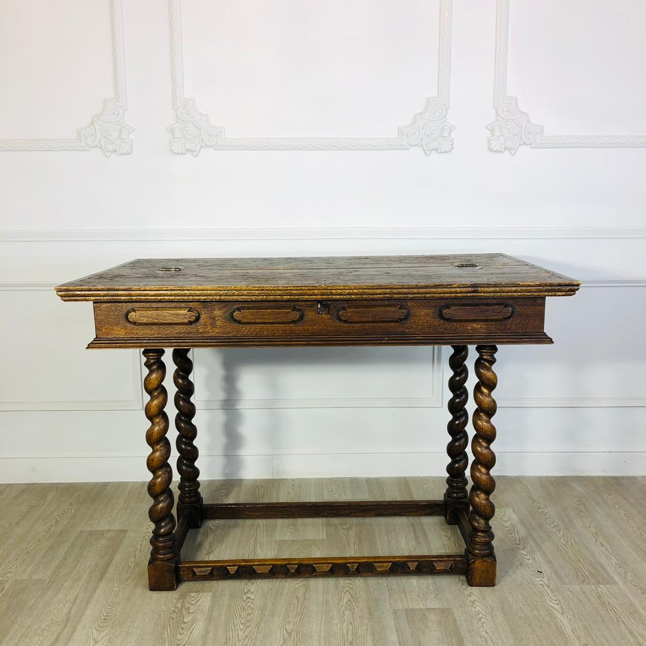 Антикварное бюро на высоких витых ножках.