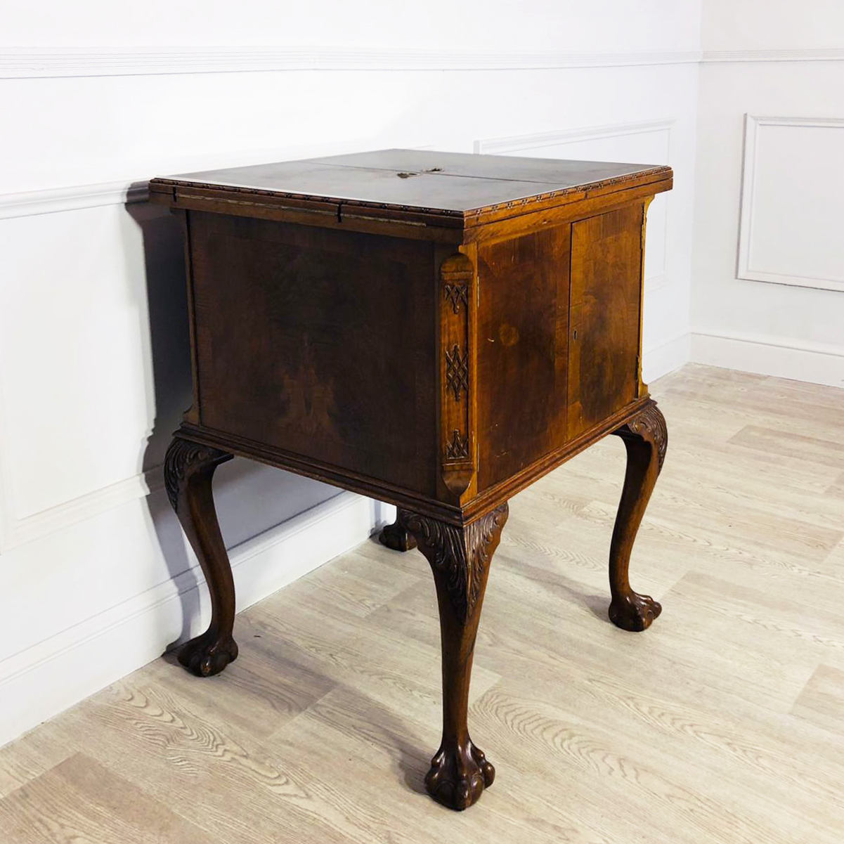 Бар антикварный в стиле Chippendale.