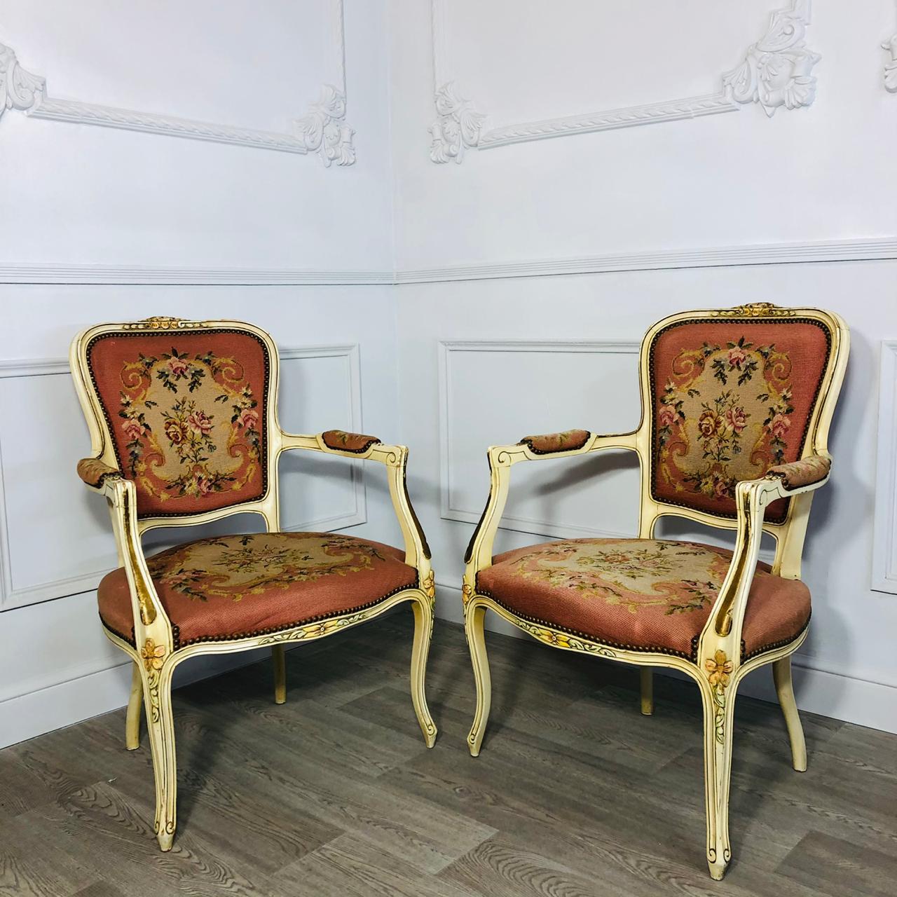 Кресла антикварные.