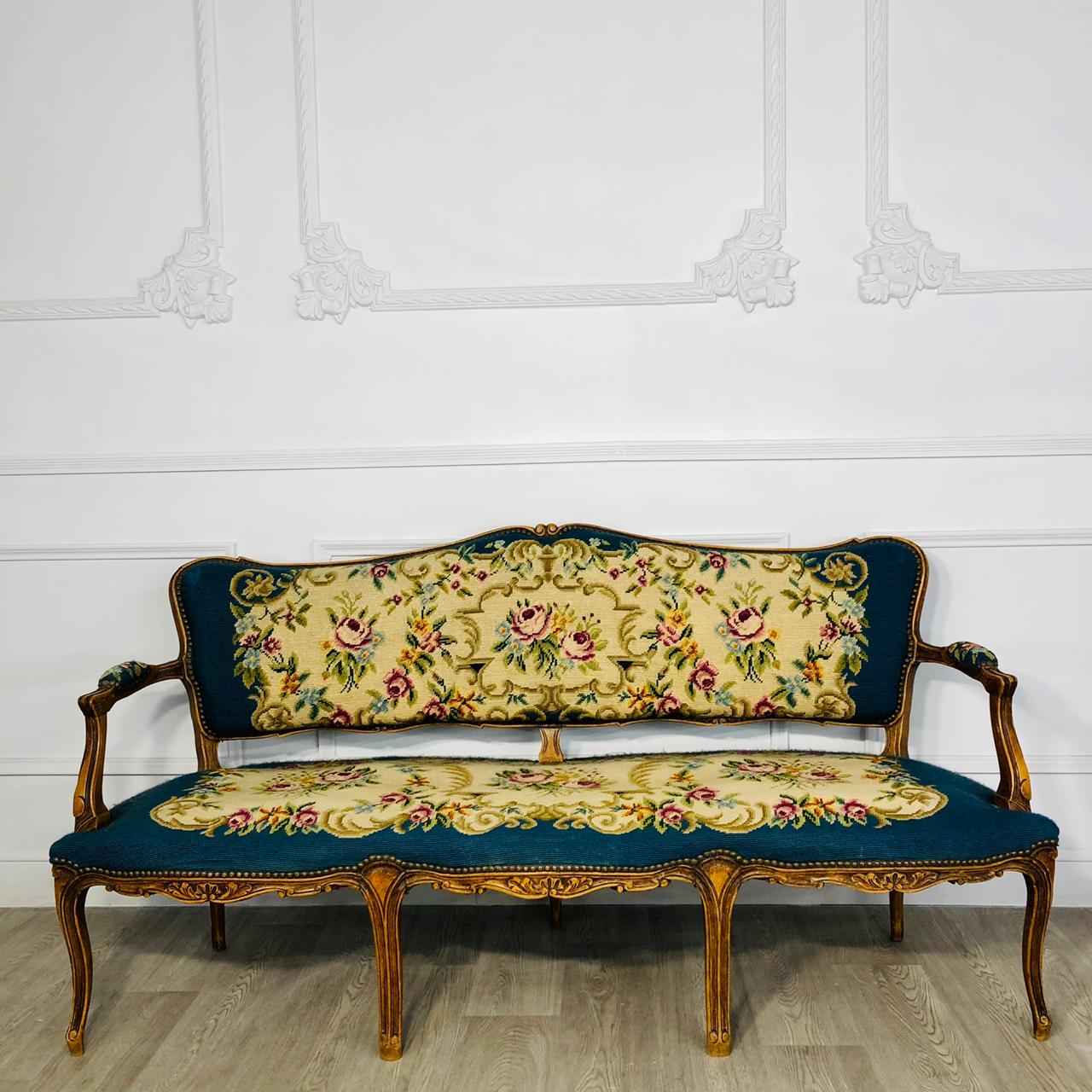 Гарнитур антикварной мягкой мебели.