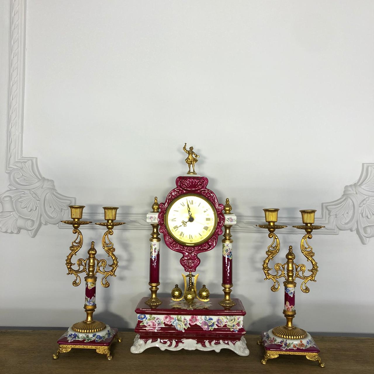 Гарнитур каминных антикварных часов.