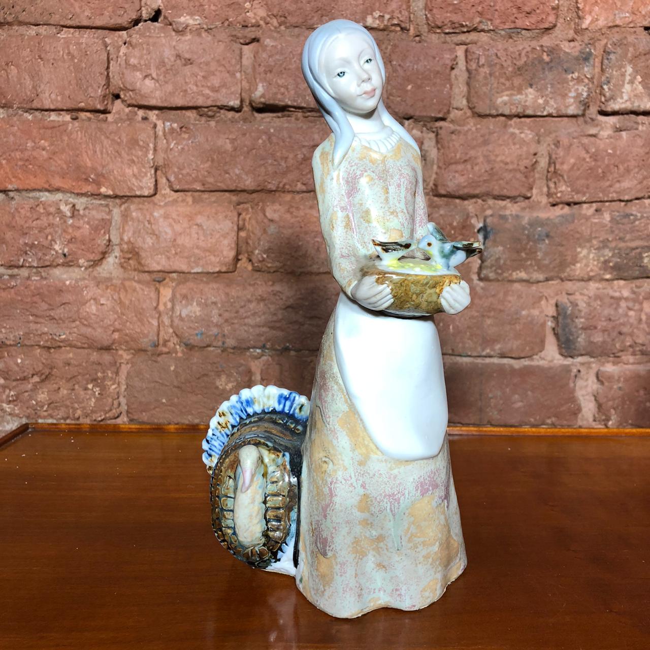 Антикварная статуэтка «Птичница».