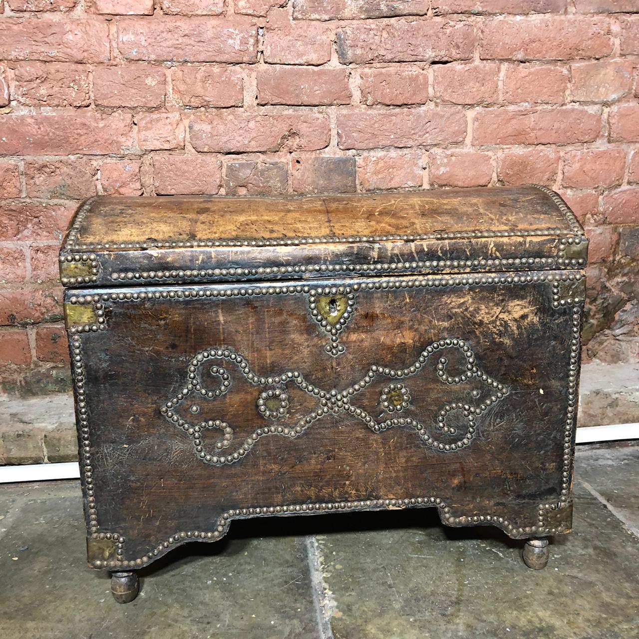 Сундук антикварный.