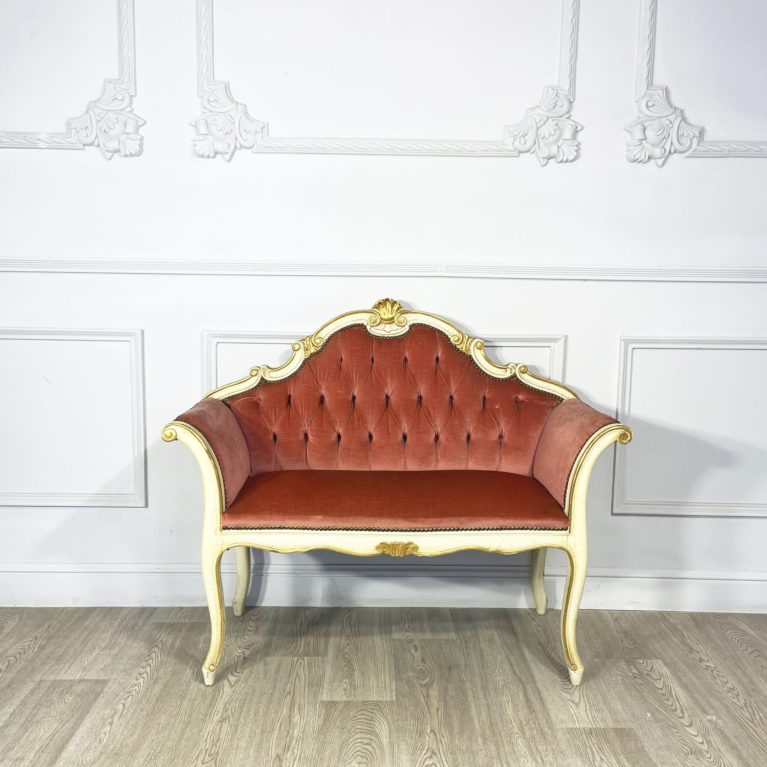 Небольшая антикварная банкетка середины XX века.