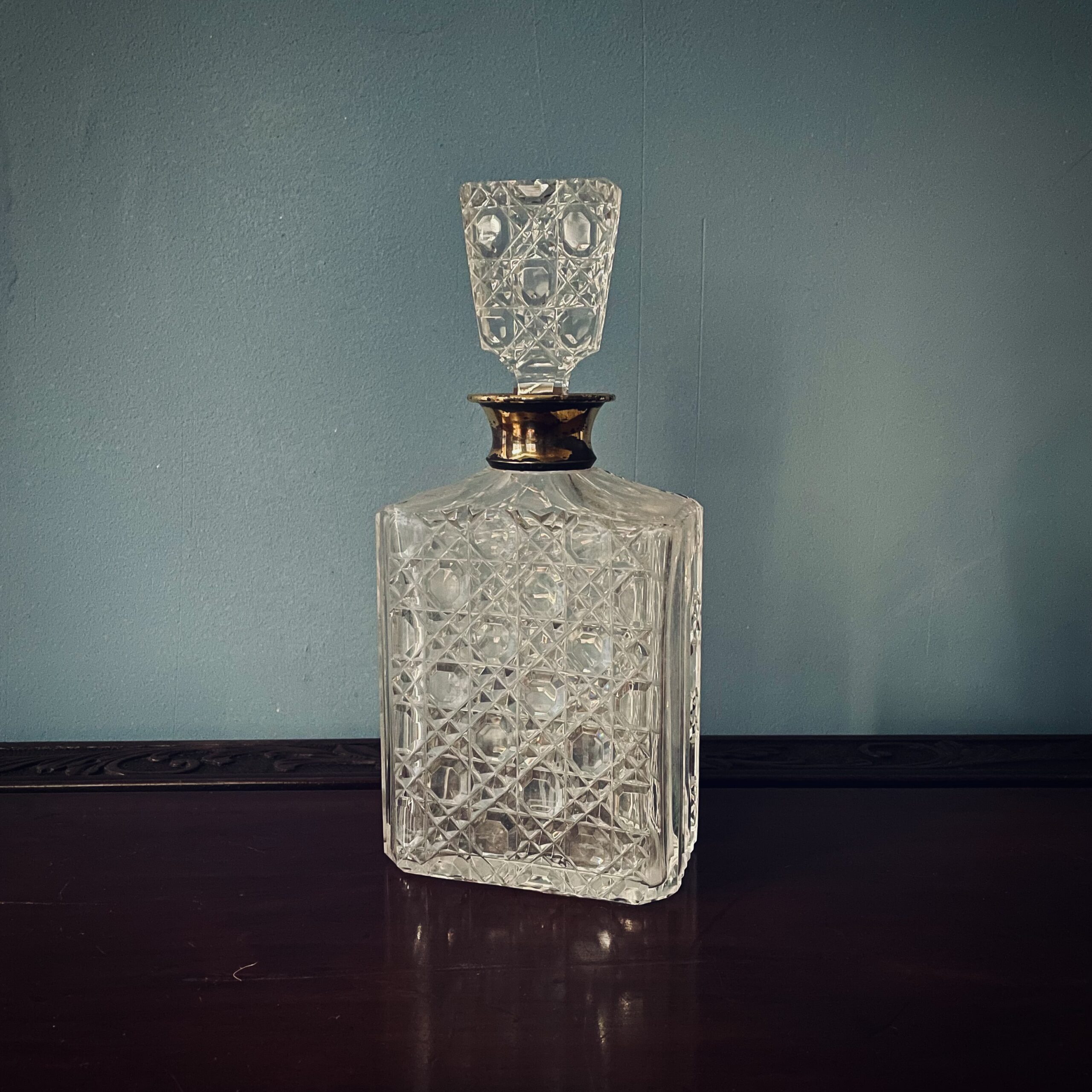 Хрустальный антикварный штоф середины XX века.