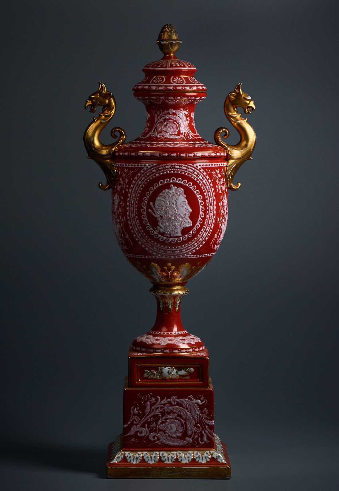 Большая антикварная ваза в стиле Sevres XIX-XX века.