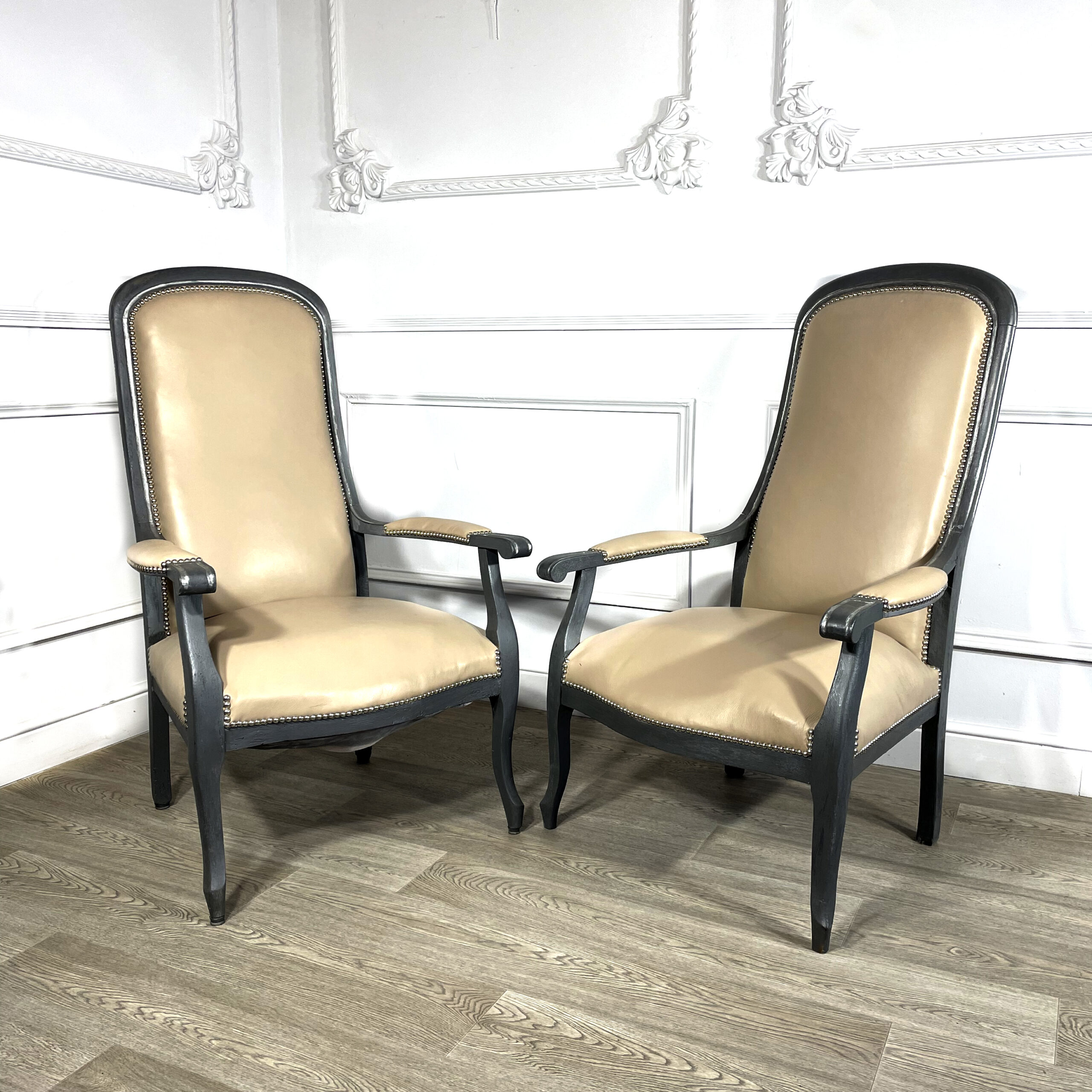 Пара антикварных кресел с высокими спинками середины ХХ века.