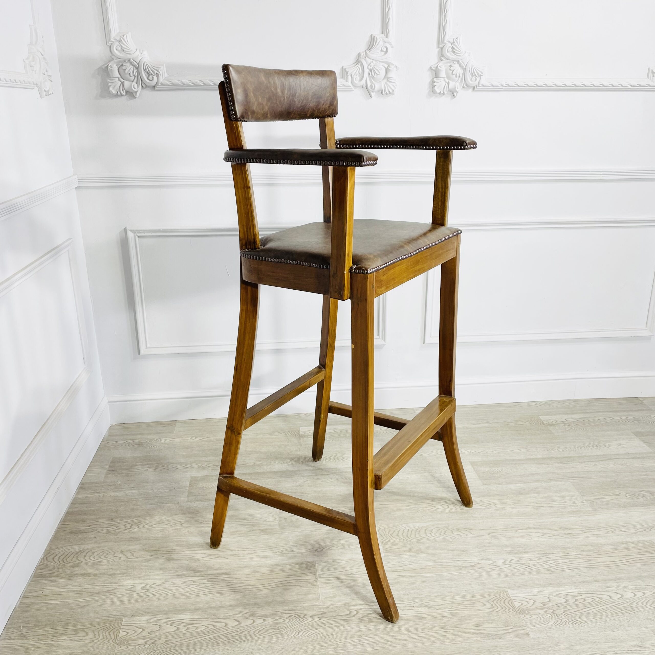 Кресло антикварное бильярдное середины XX века.