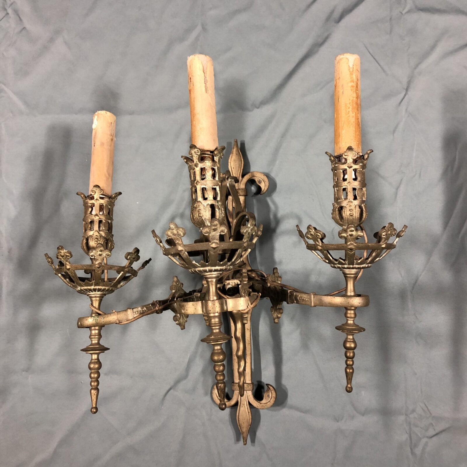 Одиночное антикварное бра в готическом стиле XVIII-XIX века.