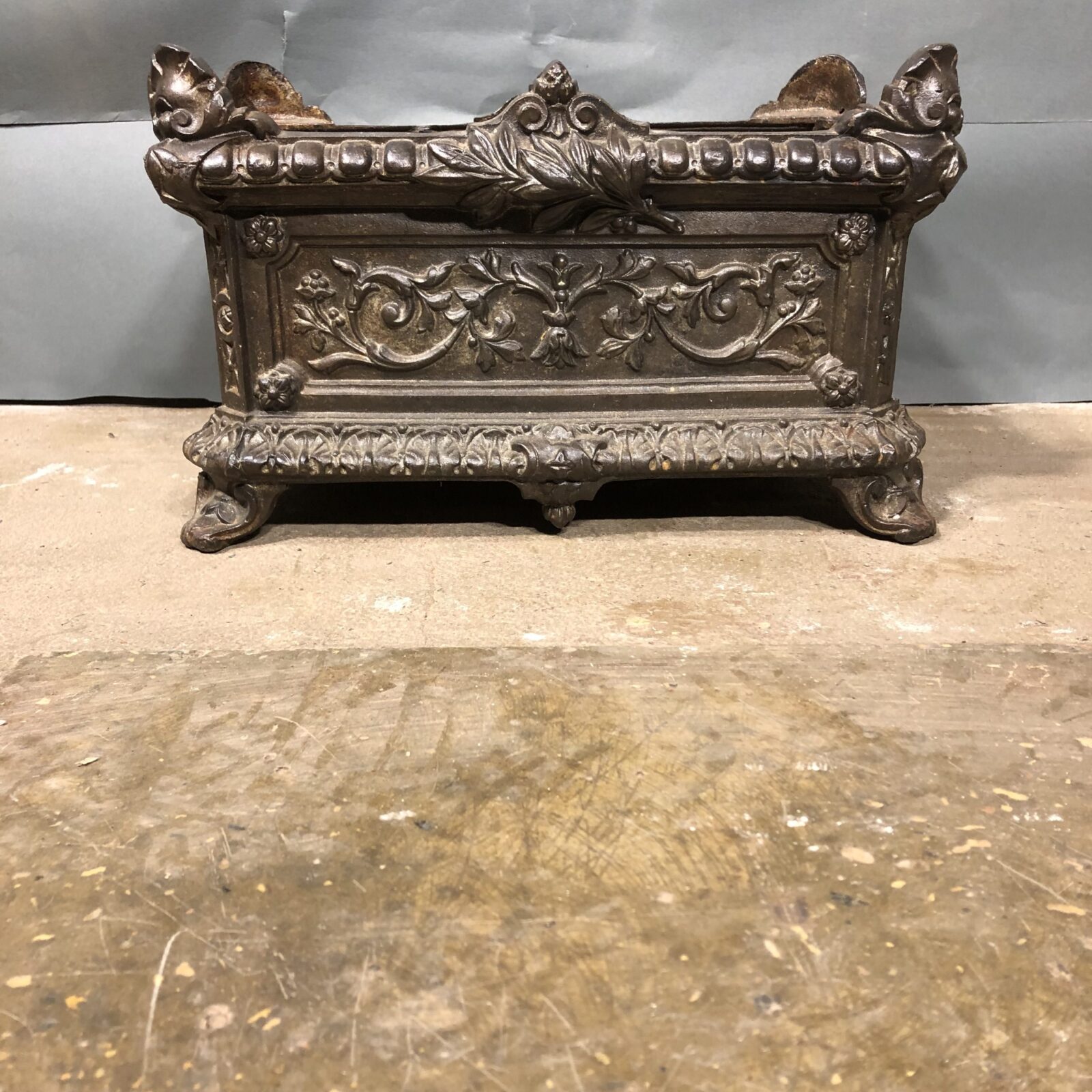 Чугунное антикварное кашпо.