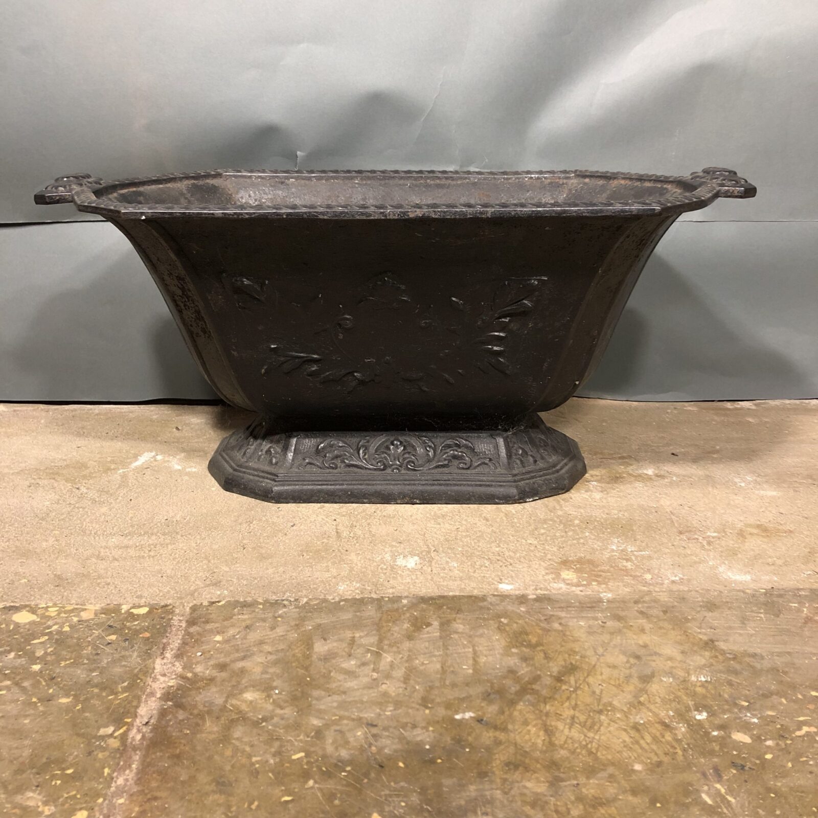 Чугунное антикварное кашпо.