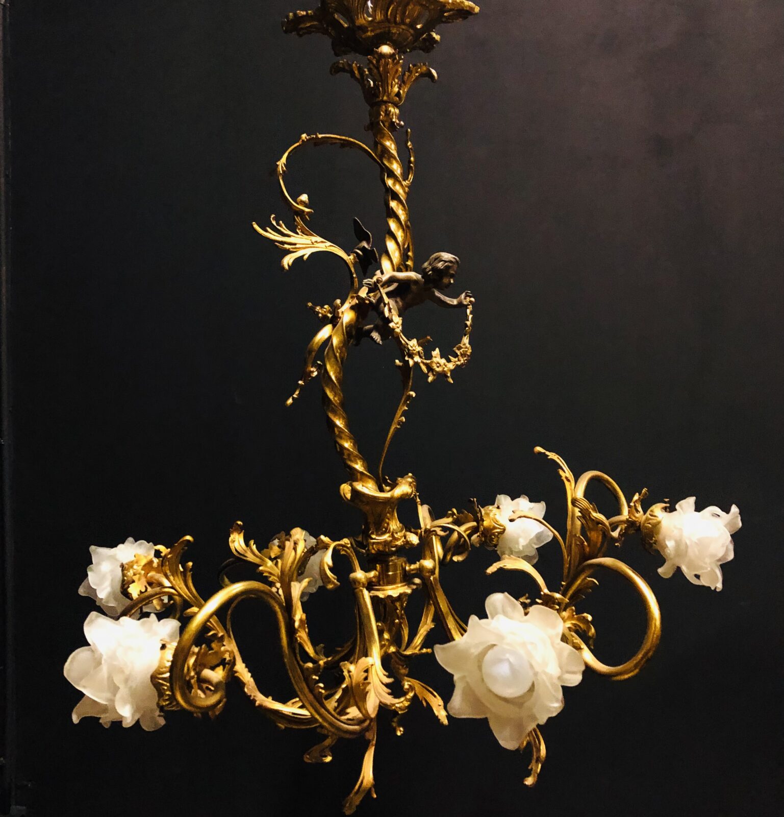 Бронзовая антикварная люстра с Путти начала XX века.