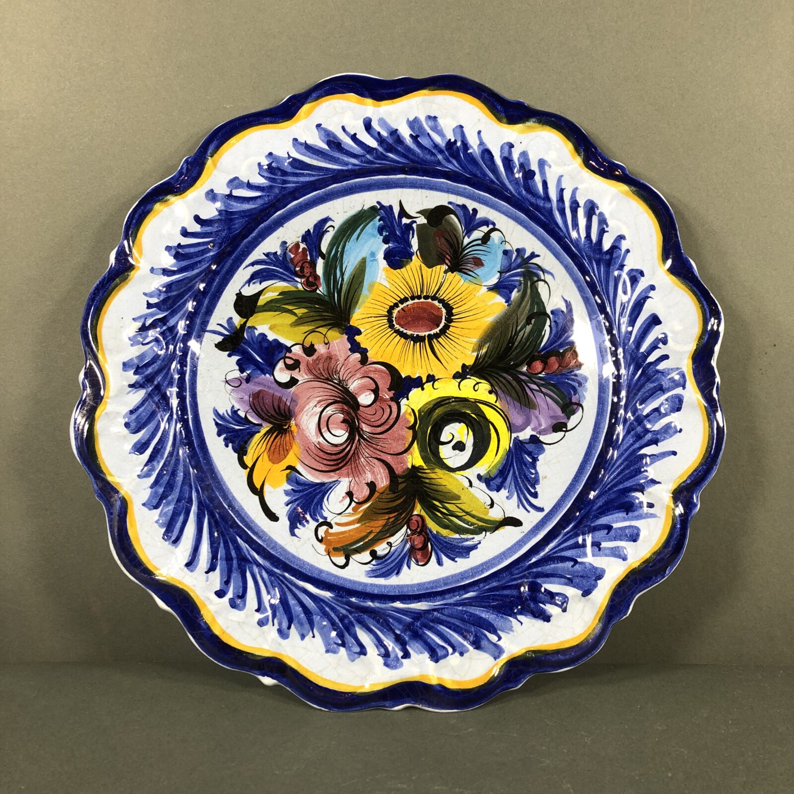 Фаянсовое антикварное блюдо середины XX века.