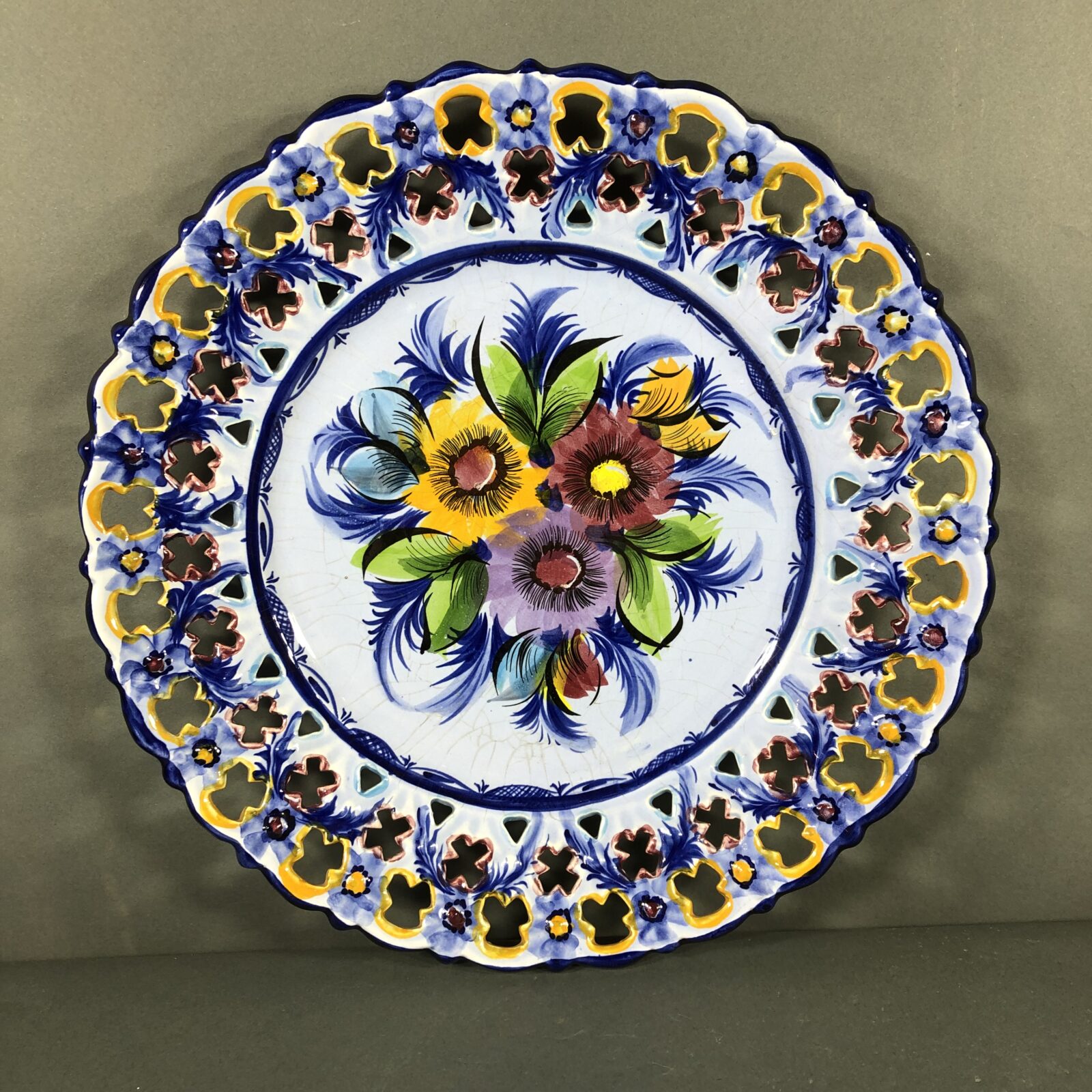 Фаянсовое антикварное блюдо середина XX века.