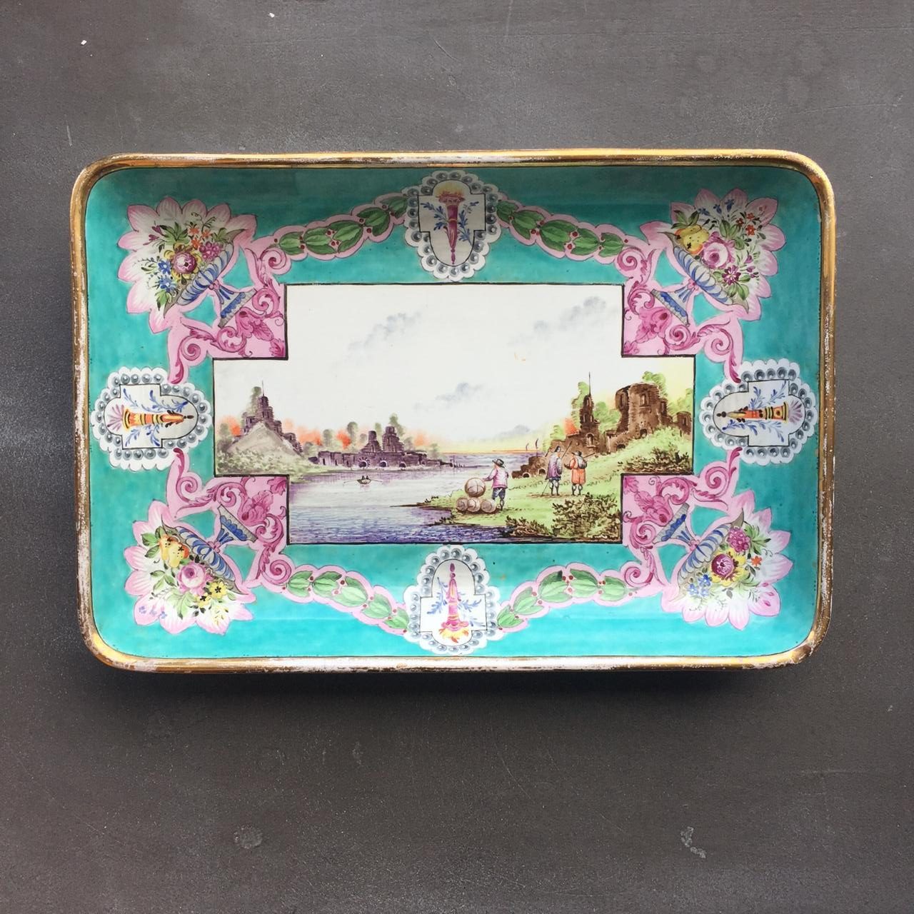 Фарфоровое блюдо антикварное.