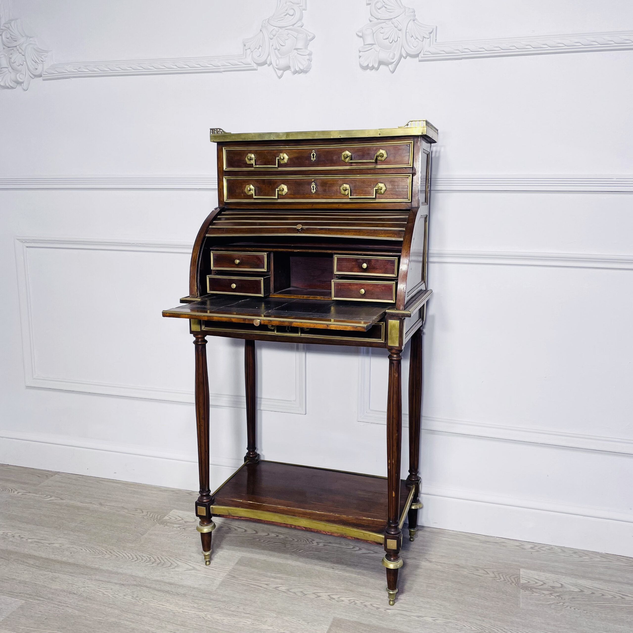 Бюро антикварное в стиле неоклассицизм XIX века.