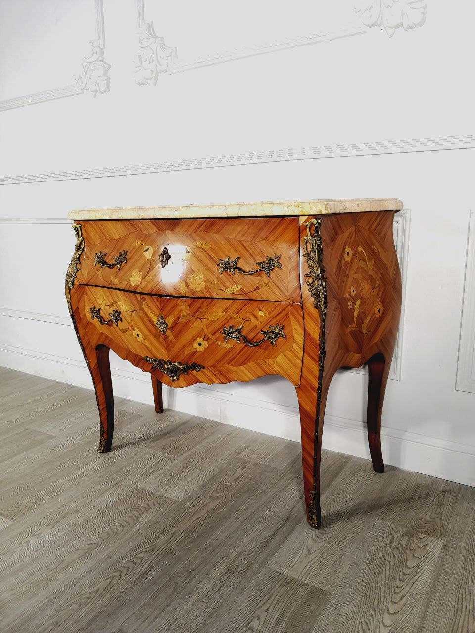 Комод антикварный.