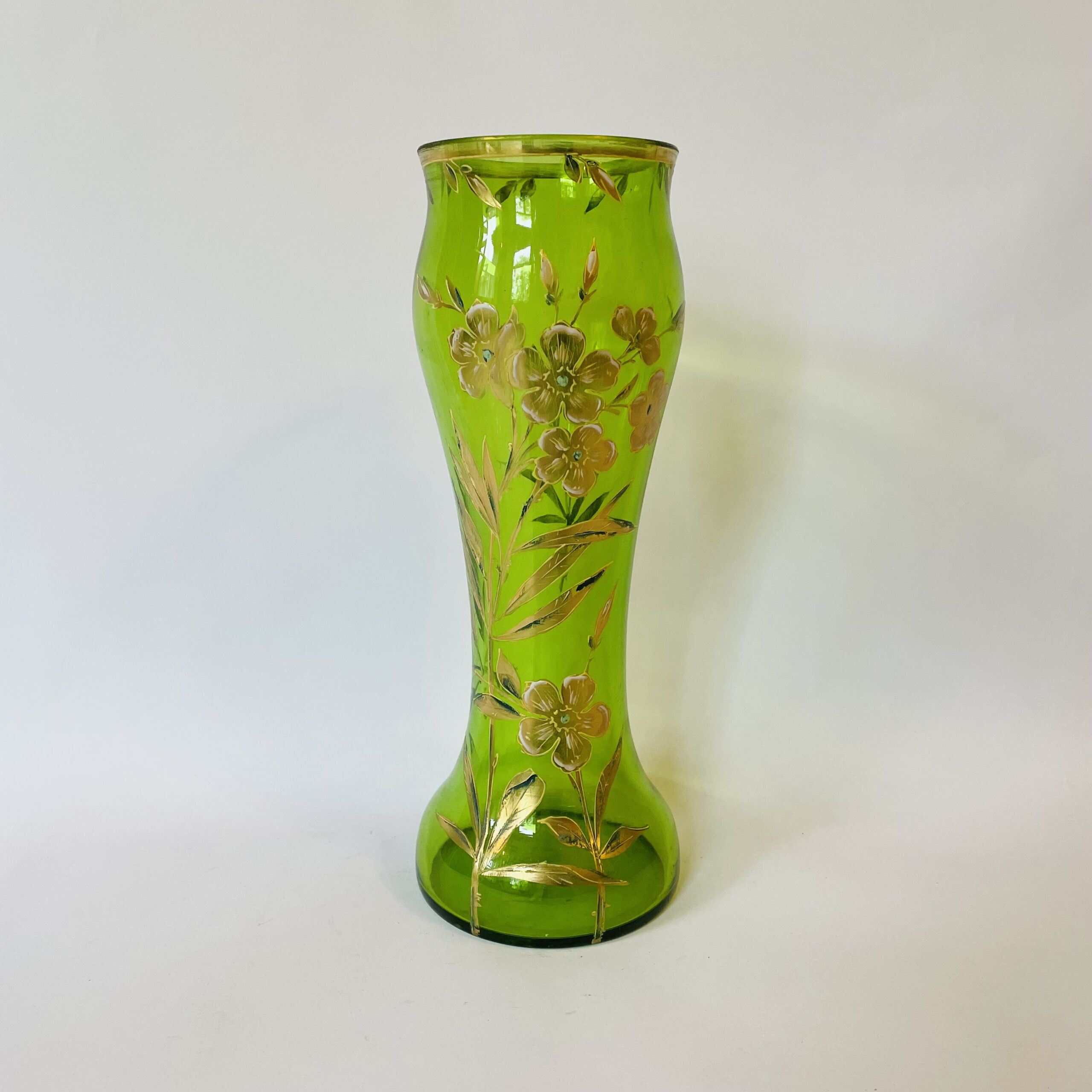 Ваза антикварная из зеленого стекла, начало XX века.