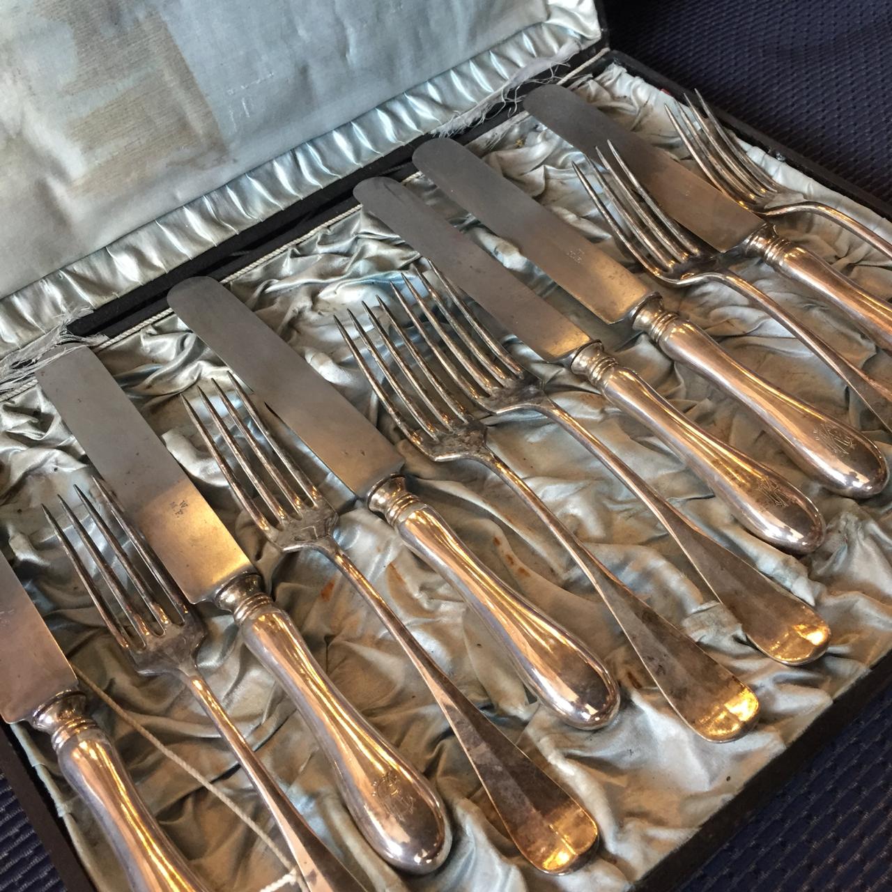 Набор антикварных столовых приборов конца XIX века.