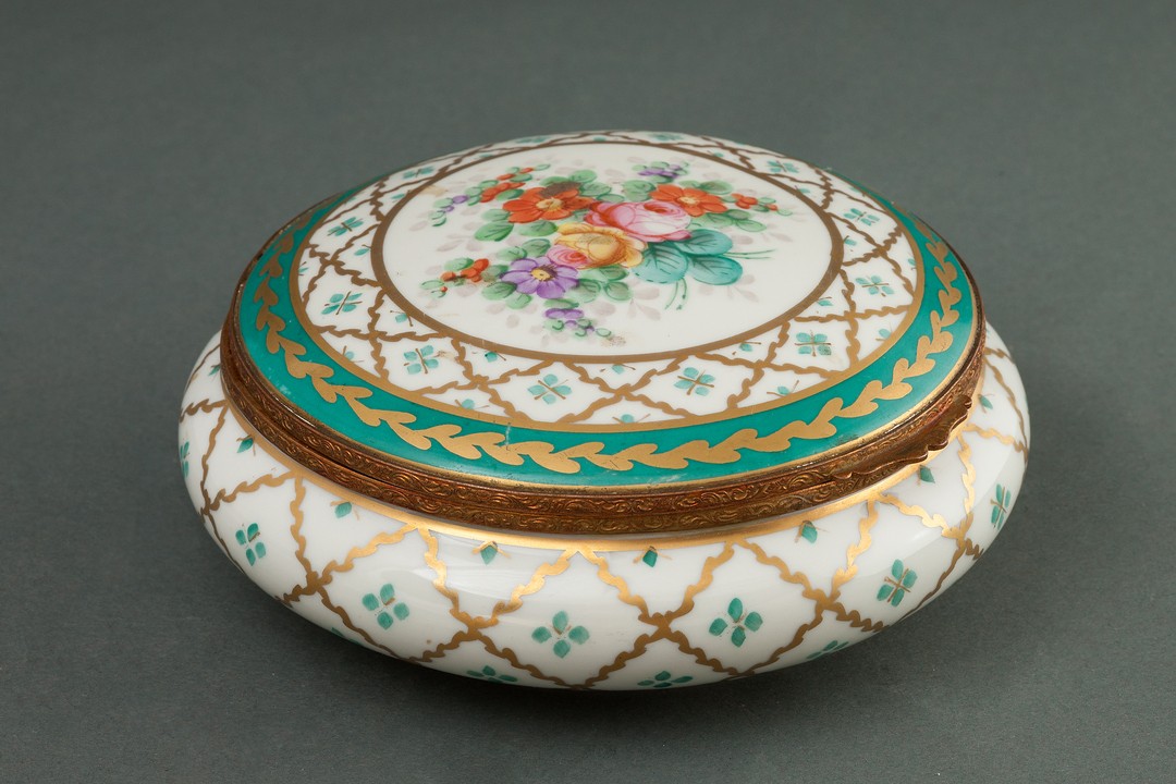 Фарфоровая шкатулка