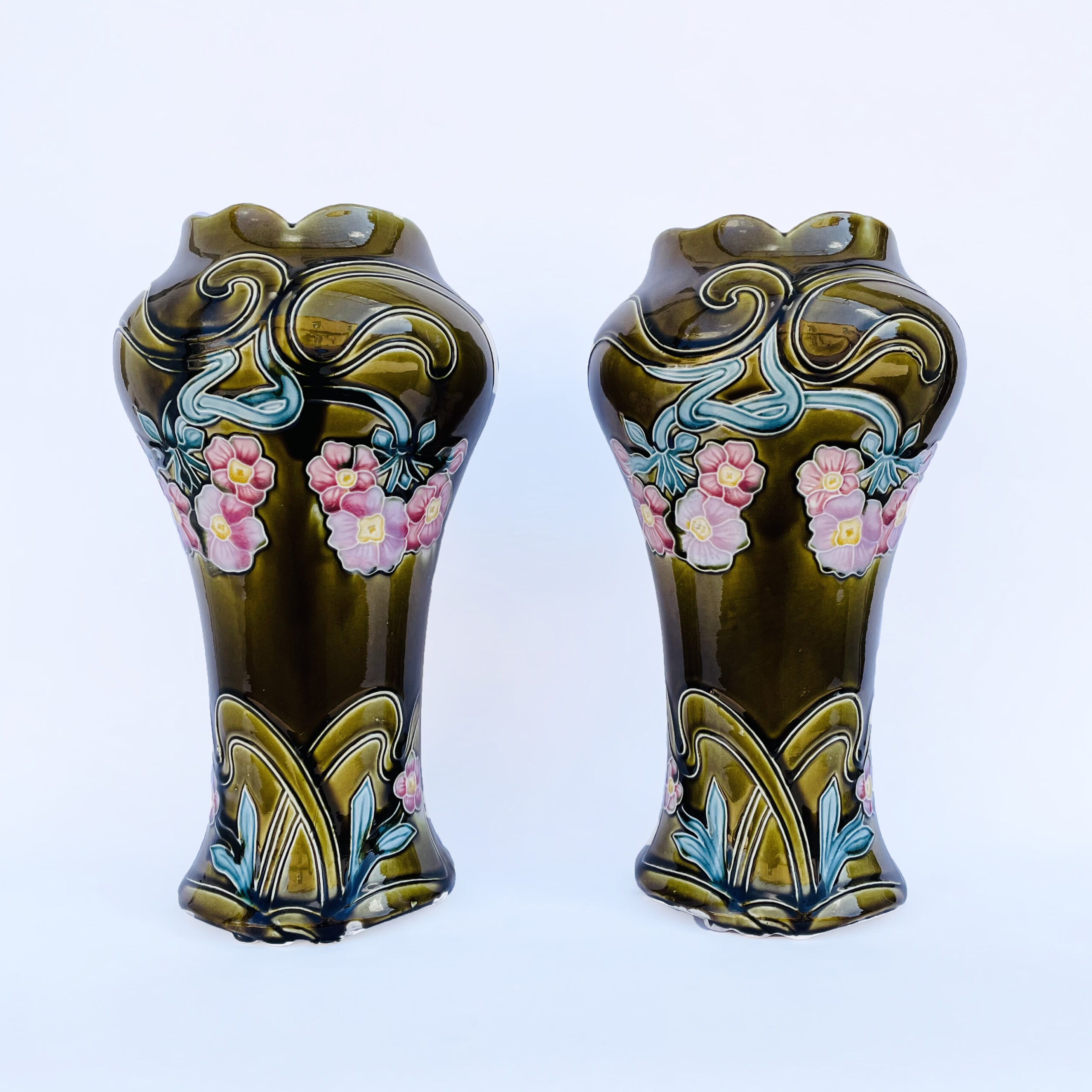 Пара антикварных ваз в стиле Ар Нуво.
