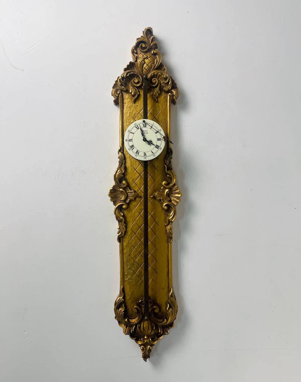 Антикварные настенные часы с оригинальным механизмом