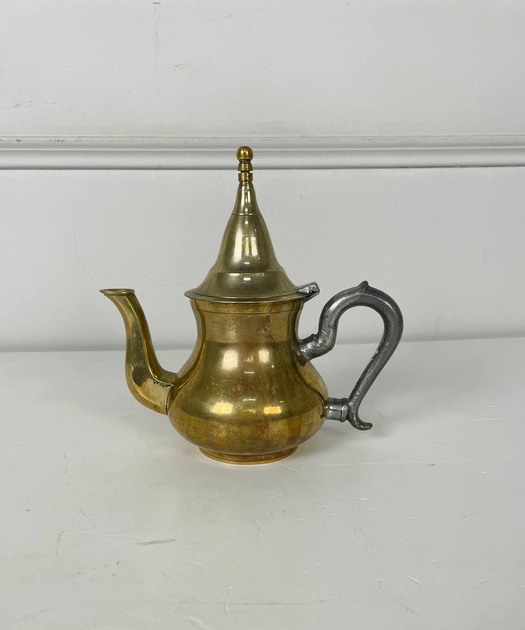 Антикварный марокканский чайник с оловянной ручкой.