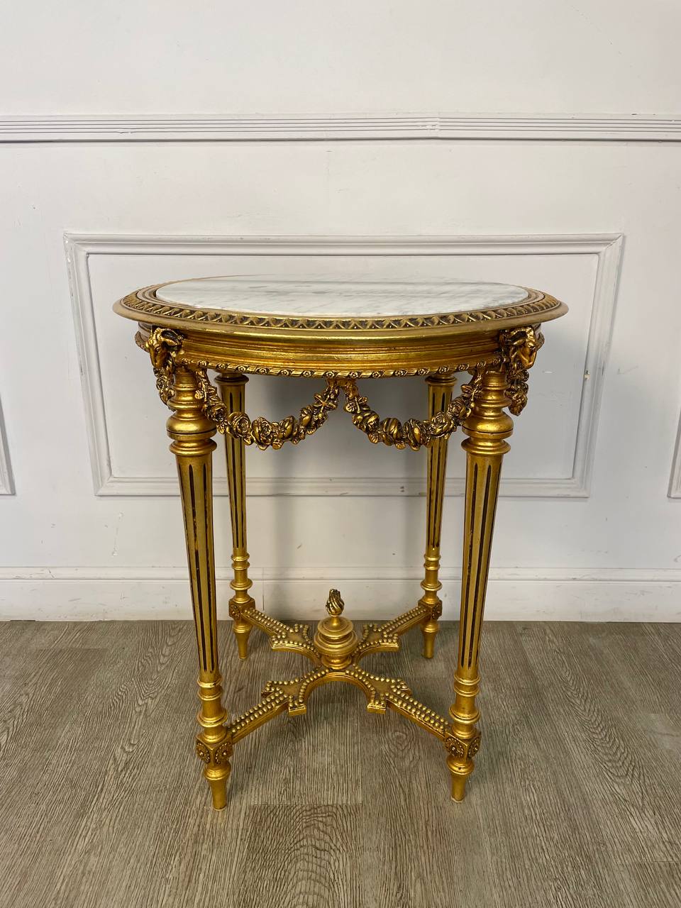 Антикварный круглый столик с мрамором