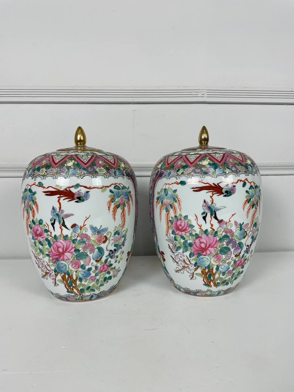 Пара антикварных китайских ваз с крышечками.