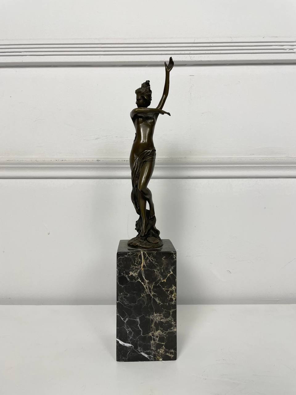 Антикварная скульптура «Девушка танцует».