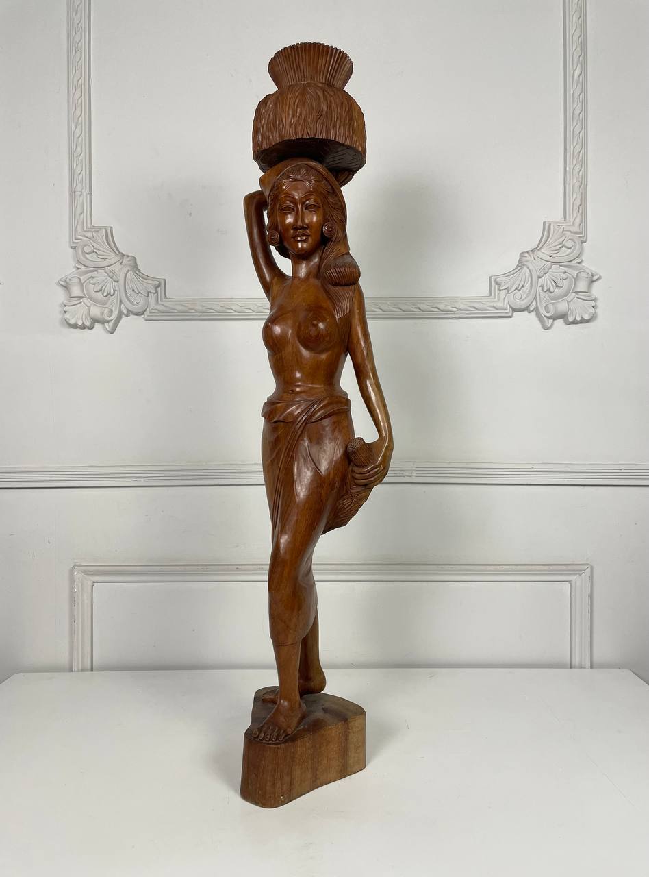 Деревянная скульптура «Девушка со стогом сена»